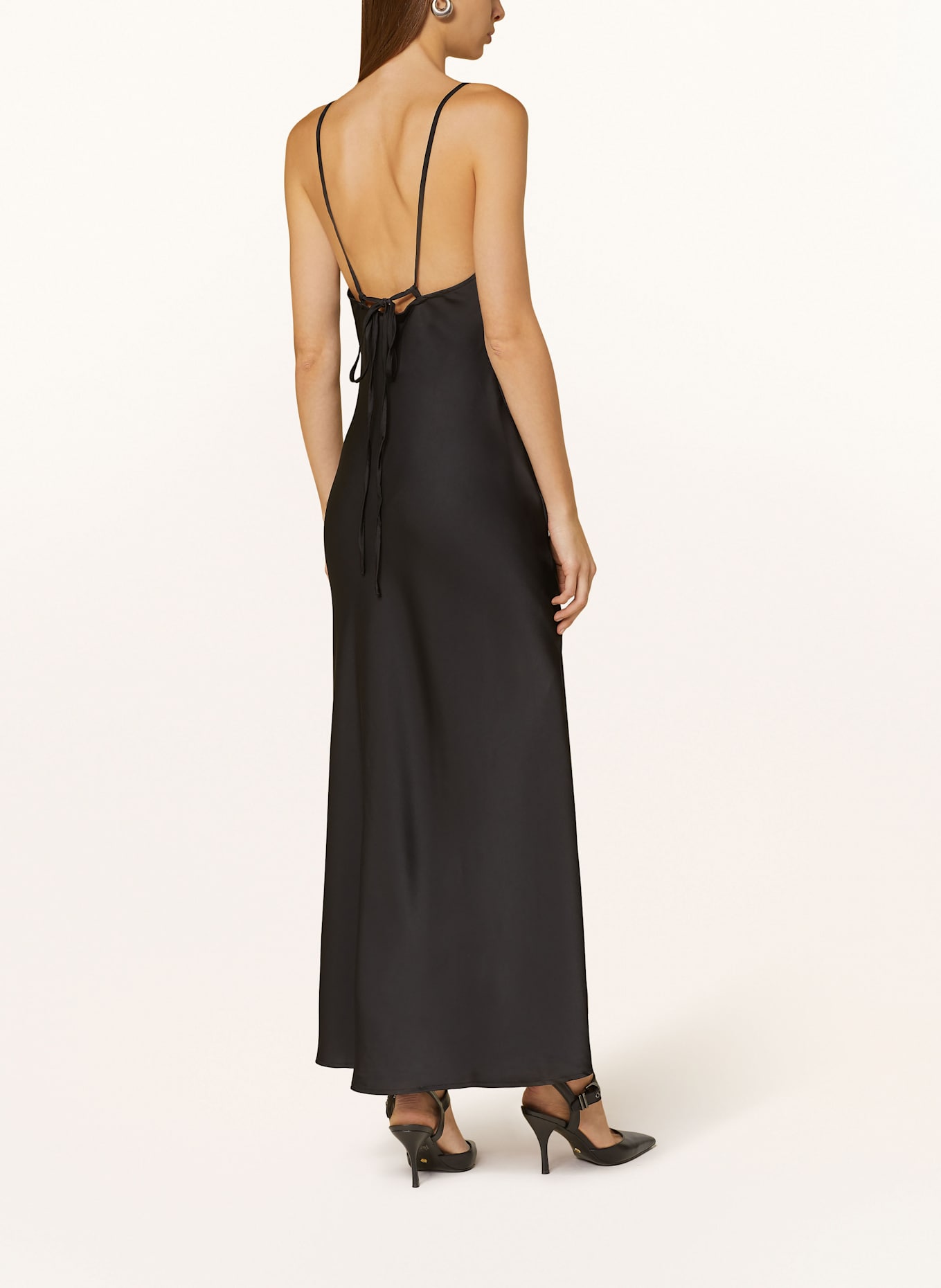 LeGer BY LENA GERCKE Saténové šaty BRIANNE: ČERNÁ