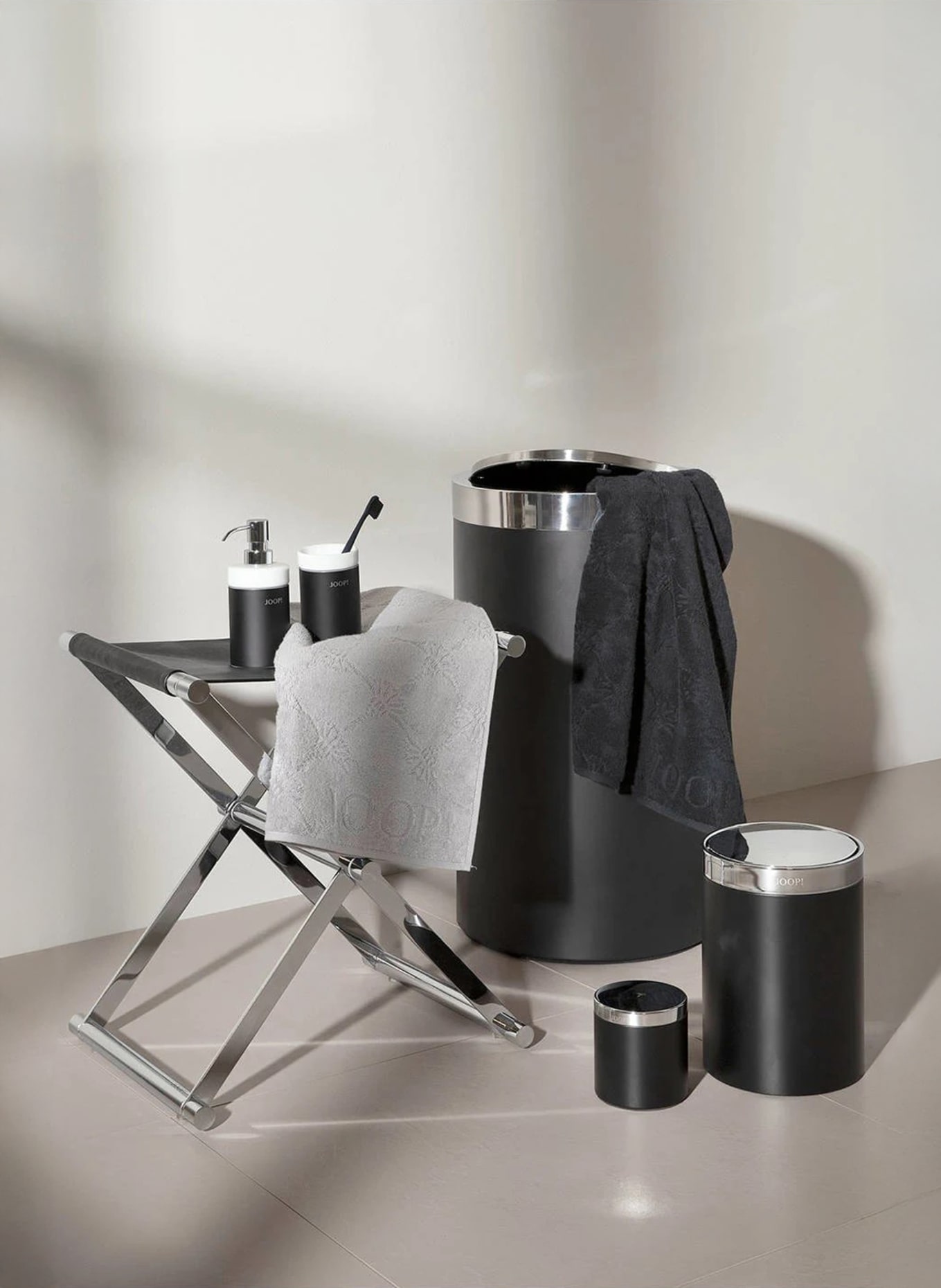 JOOP! Badeimer CHROMELINE mit Schwingdeckel: SCHWARZ / SILBER