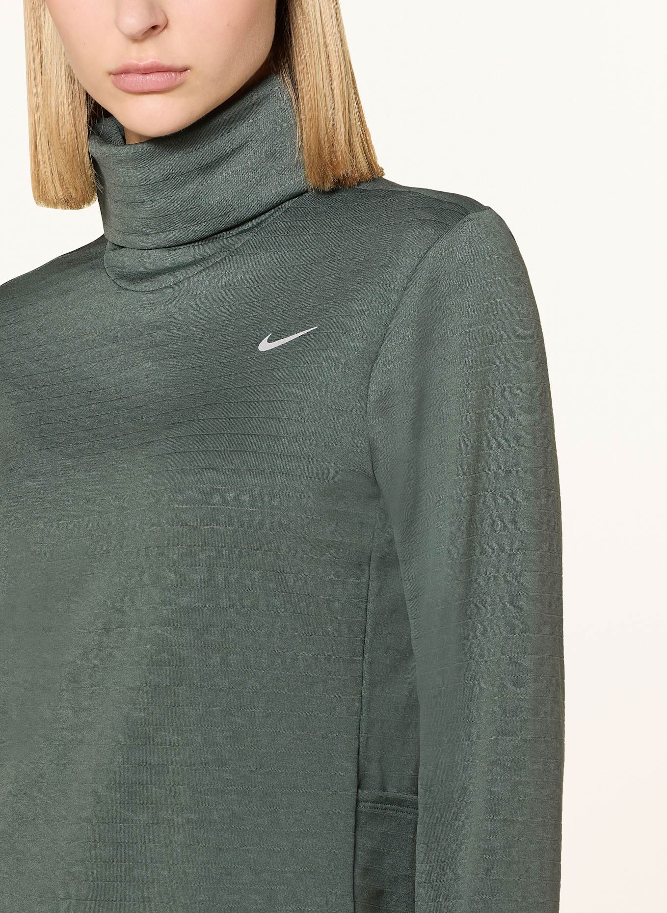 Nike Běžecké tričko THERMA-FIT SWIFT ELEMENT: TMAVĚ ZELENÁ