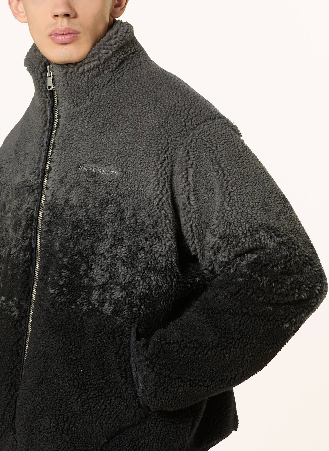 RETERNITY Plyšová bunda: ŠEDÁ / ČERNÁ
