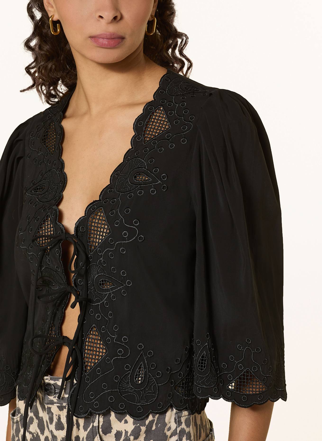 COPENHAGEN MUSE Bluzka CMMADELYN z rękawami 3/4 i dziurkowaną koronką: CZARNY
