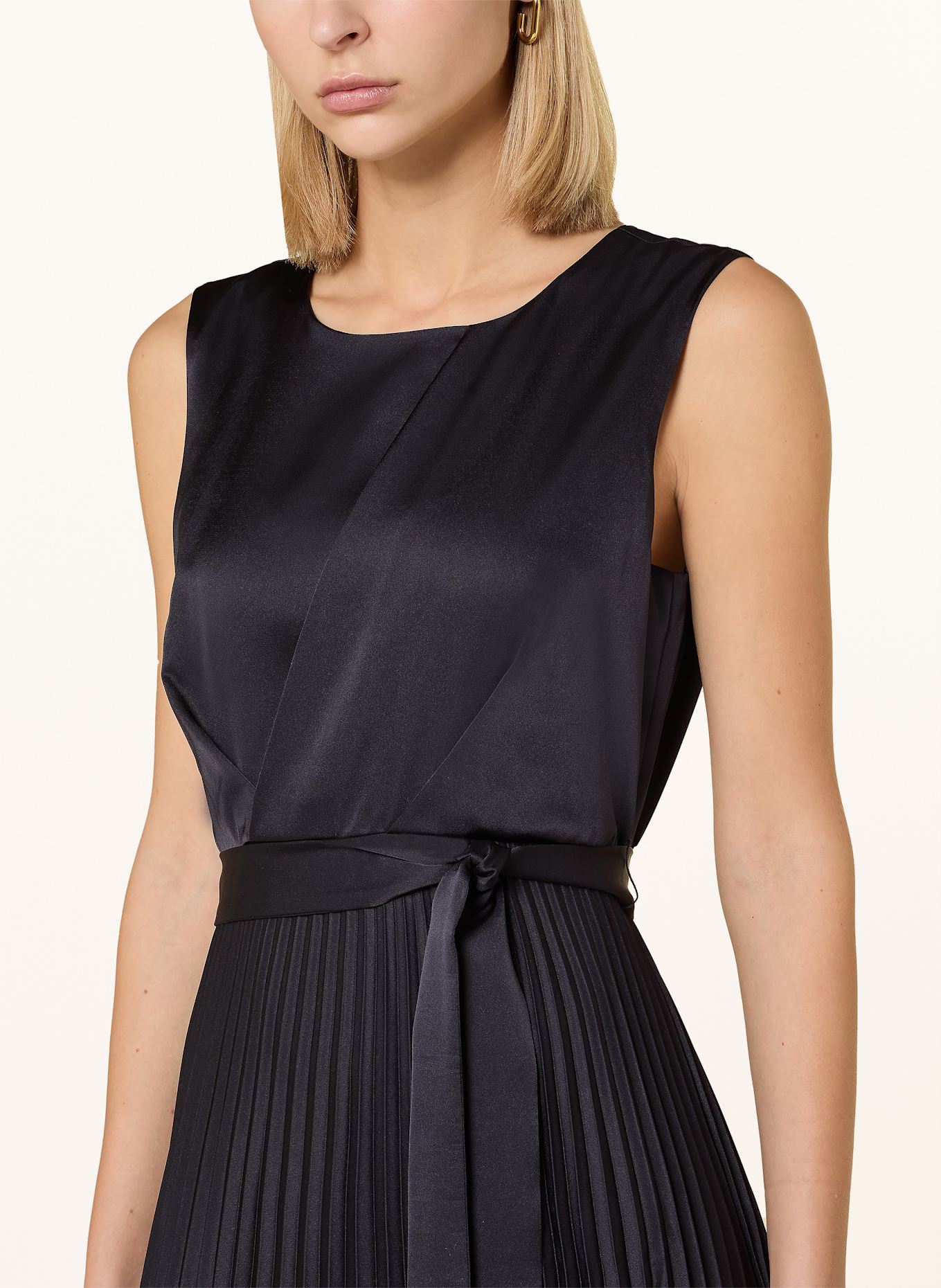 comma Plisseekleid aus Satin: DUNKELBLAU
