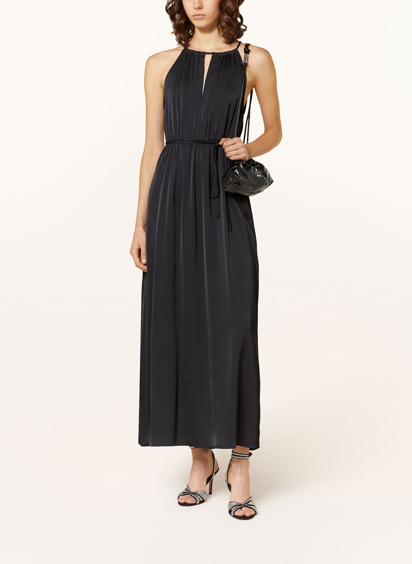 MRS & HUGS Satinkleid mit Cut-out: SCHWARZ