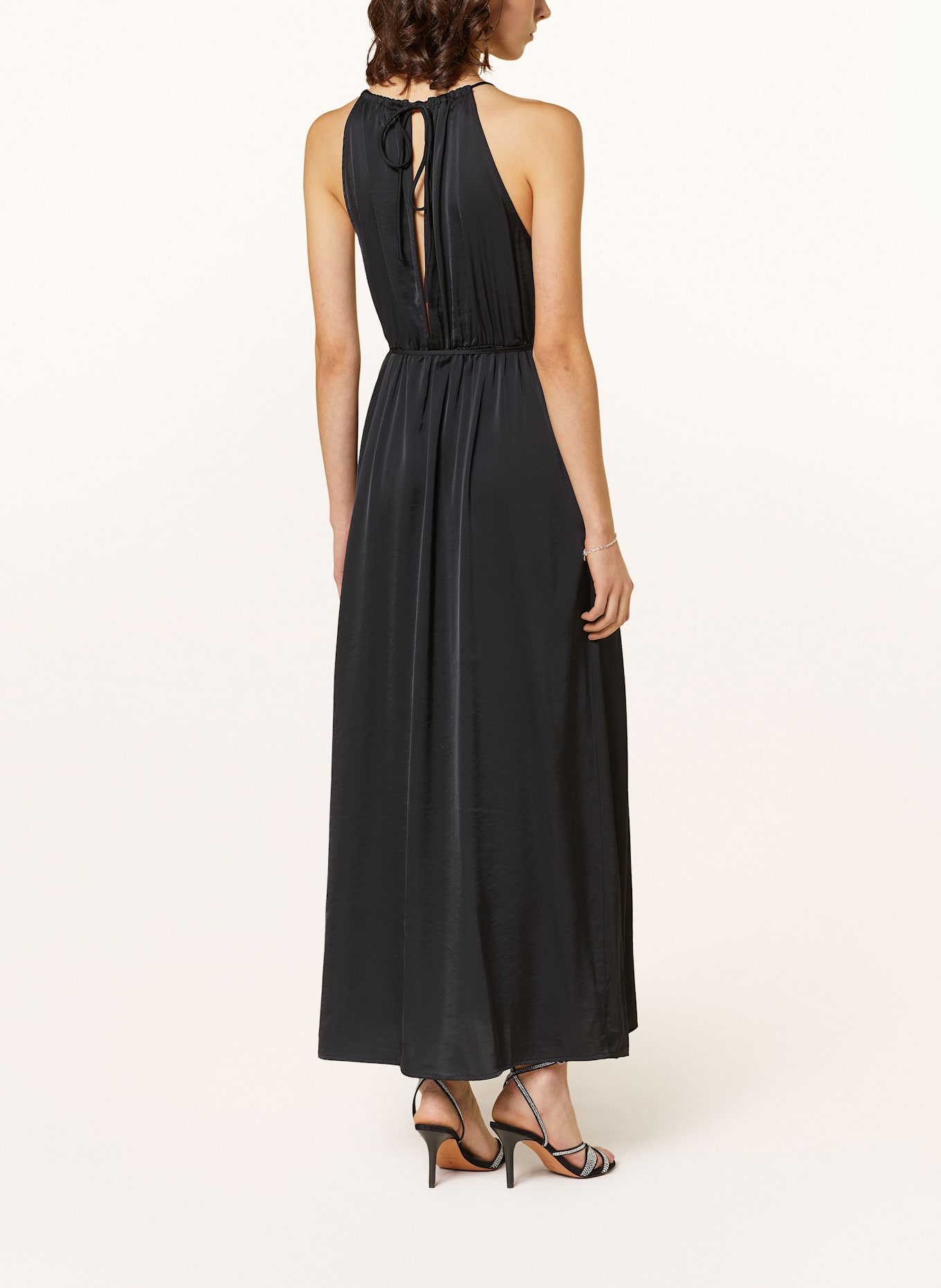 MRS & HUGS Satinkleid mit Cut-out: SCHWARZ