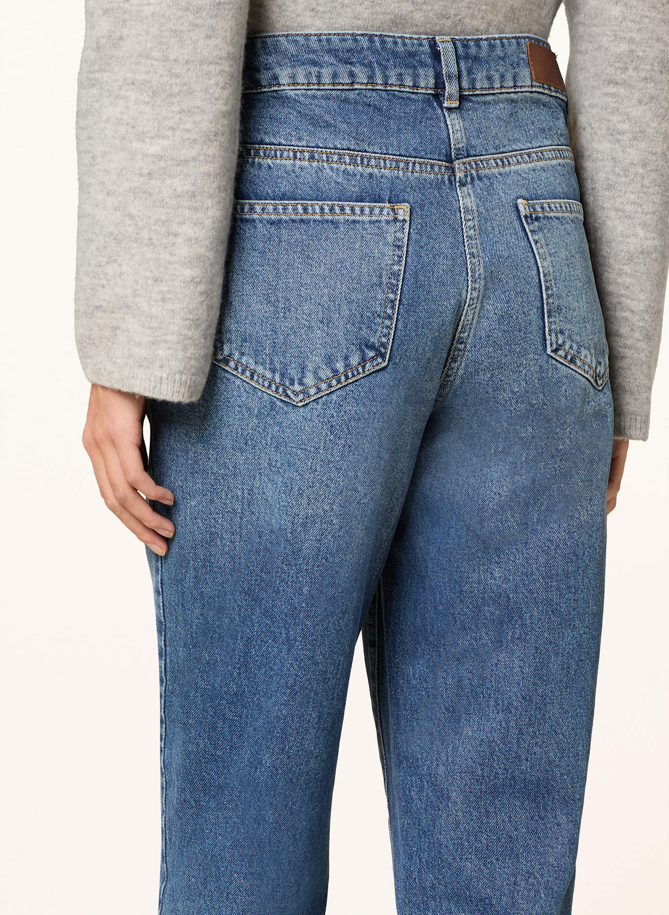 MORE & MORE Alexis jeans, Color: 0962 Urban Bliss Longline-Shorts in mittelblauer Waschung mit hohem Bund und Zierrissen (Image 6)