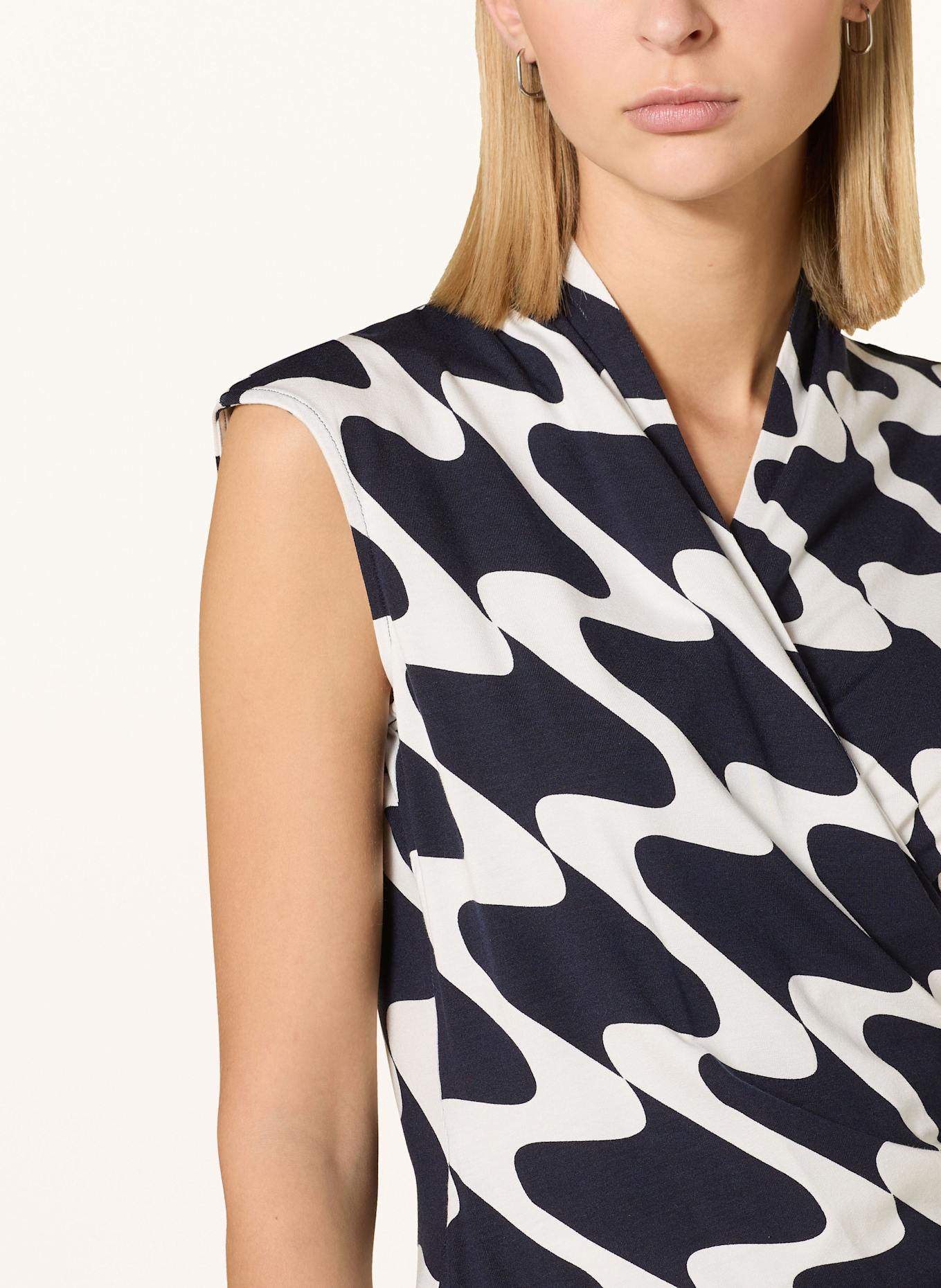 Phase Eight Halenkový top MALEAH z žerzejového materiálu: TMAVĚ MODRÁ / BÍLÁ