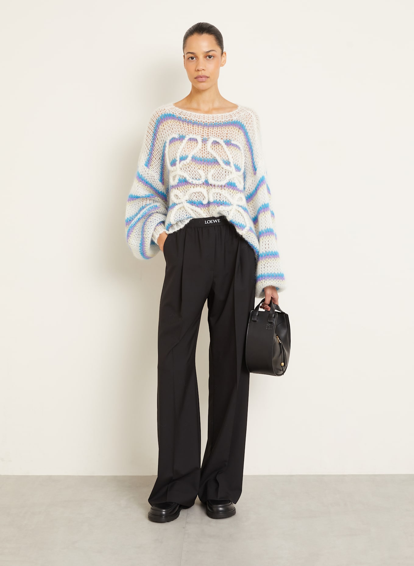 【LOEWE】Hammock Slice in Nero (Black) Hammock Small leather shoulder bag in black - Loewe | Mytheresa