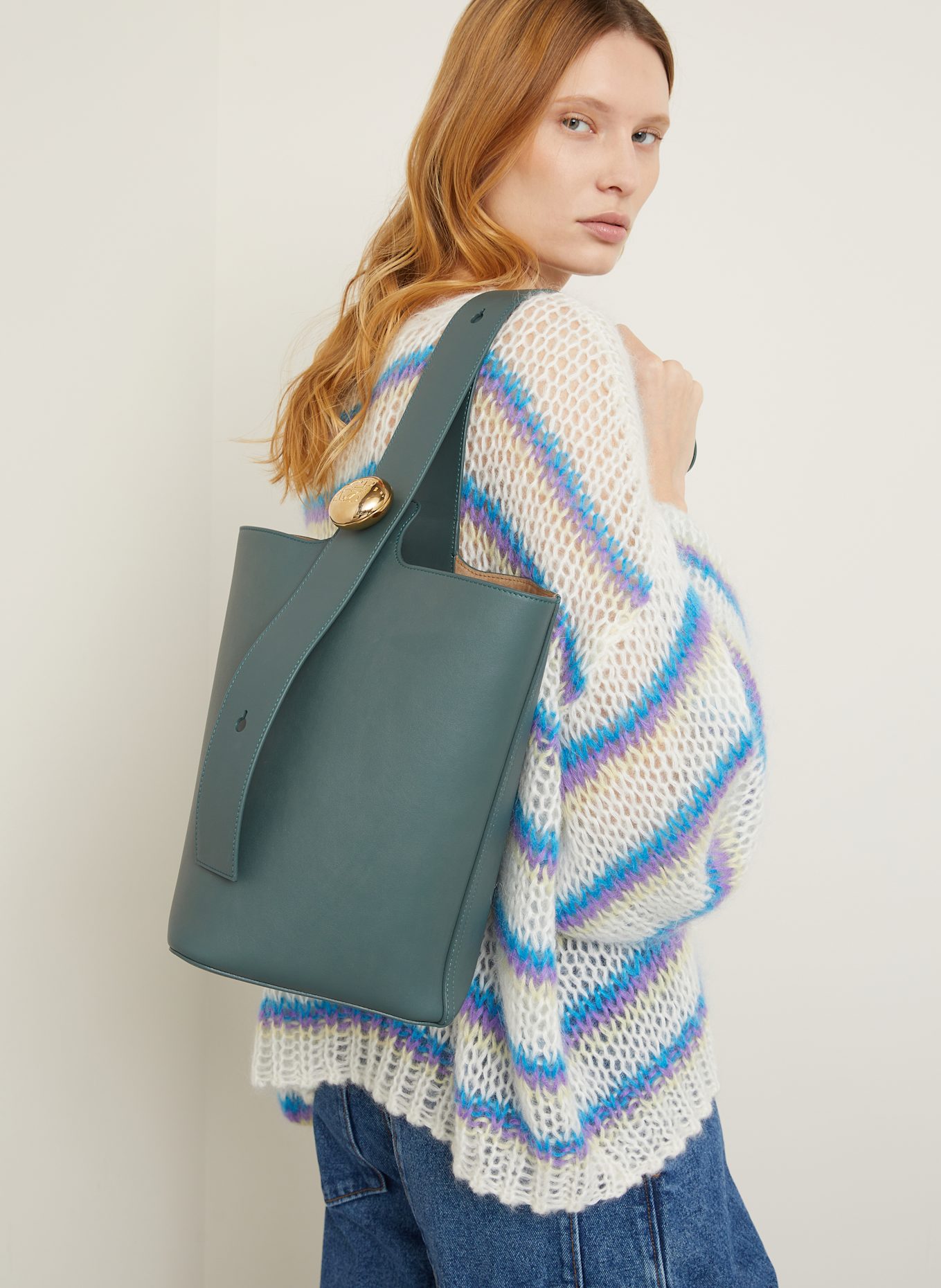 LOEWE Handtasche PEBBLE BUCKET MEDIUM: PETROL