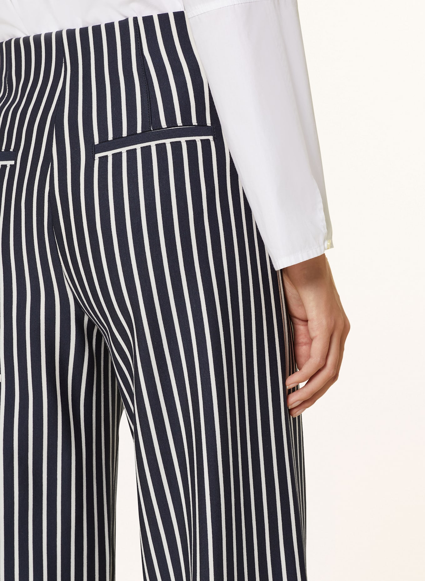 SEDUCTIVE Wide leg trousers KIMBERLY: Under Armour Leggings Base 3.0