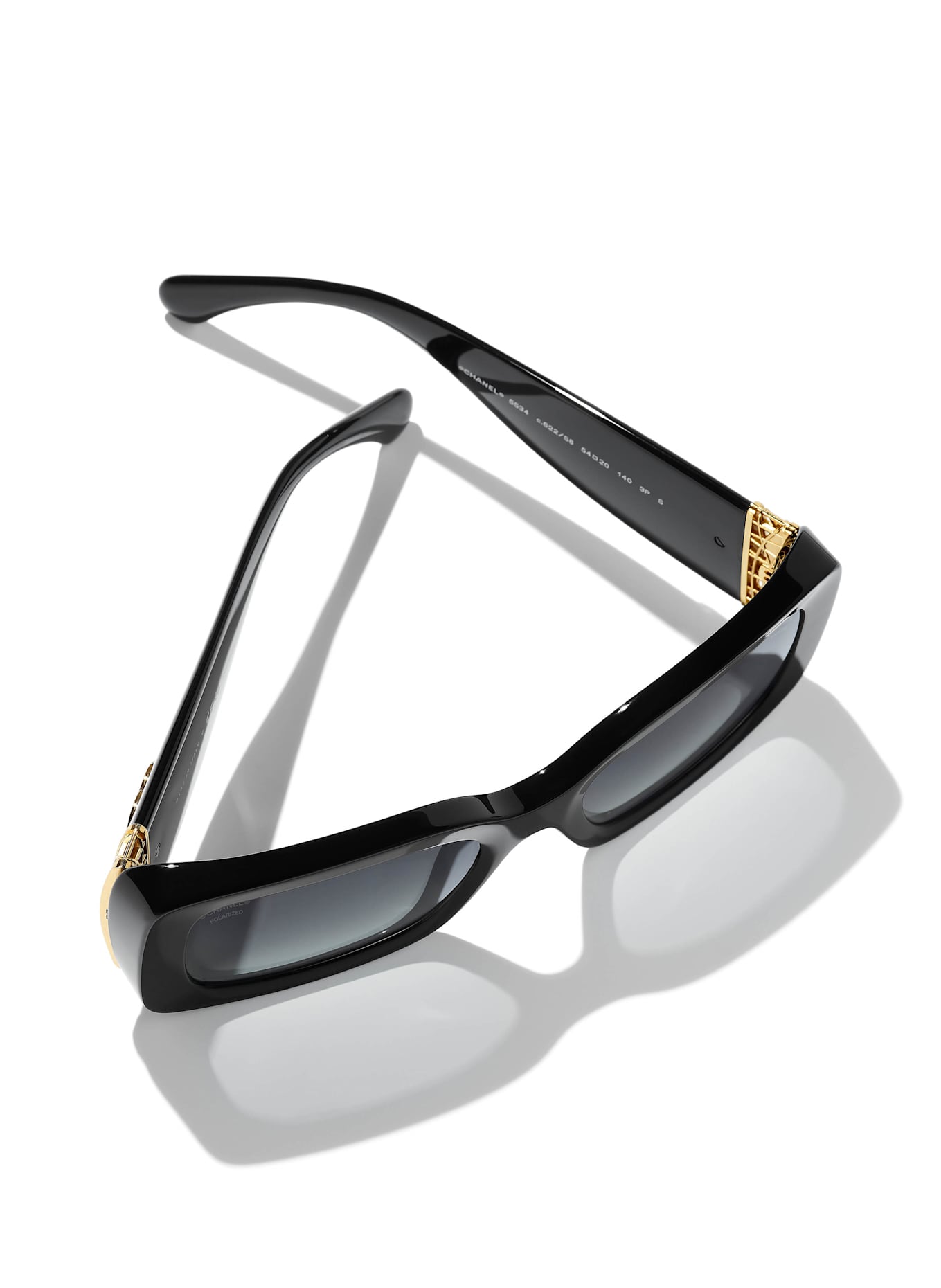 CHANEL Rechteckige Sonnenbrille: C622S8 - SCHWARZ/ GRAU POLARISIERT