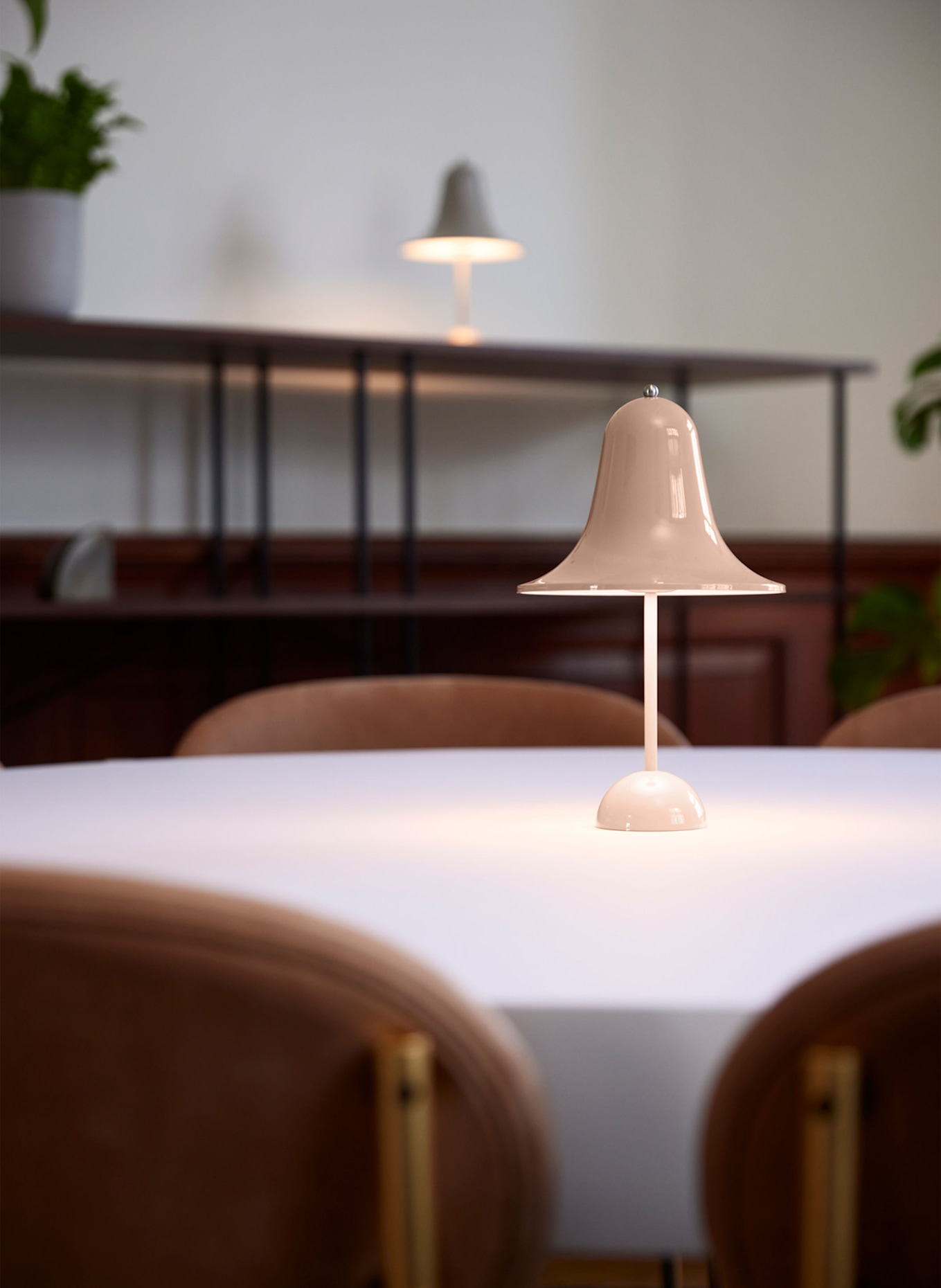 VERPAN Stolní lampa PANTOP PORTABLE: RŮŽOVÁ