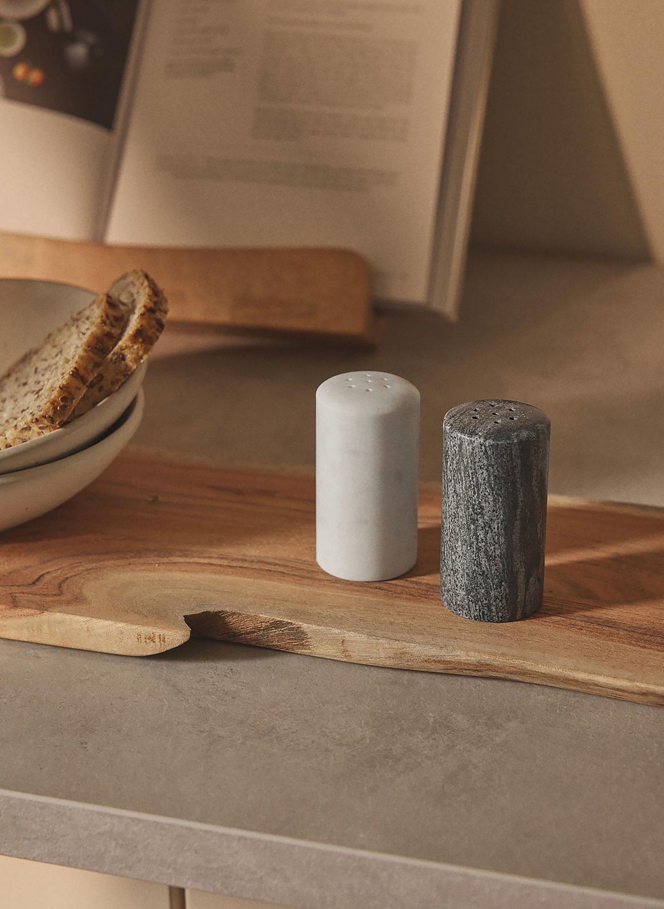 Westwing Collection Salz- und Pfefferstreuer AGATA: WEISS / DUNKELGRAU