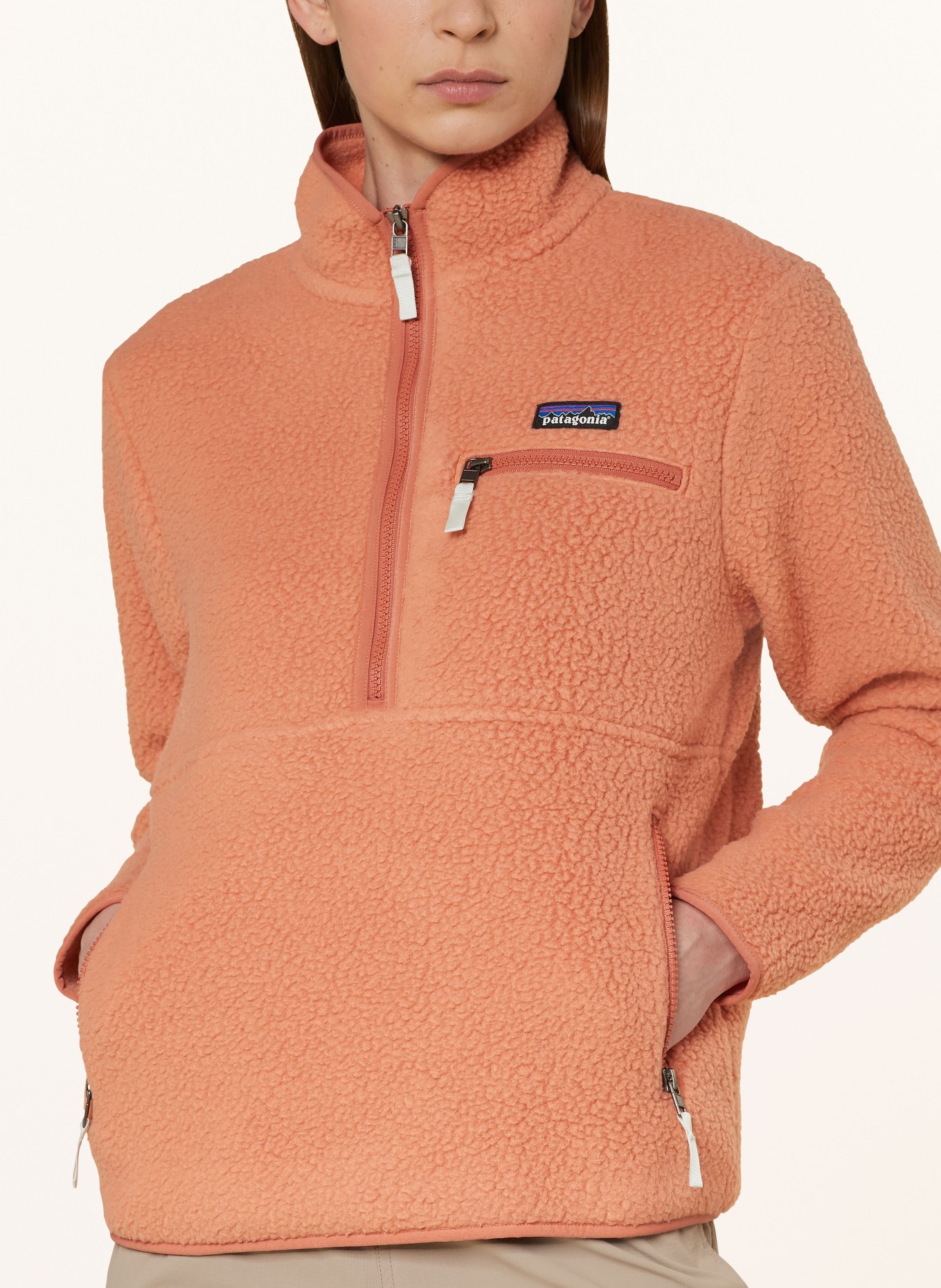 patagonia Slip-on jacket RETRO PILE MARSUPIAL in teddy, Color: SALMON (Image 4)