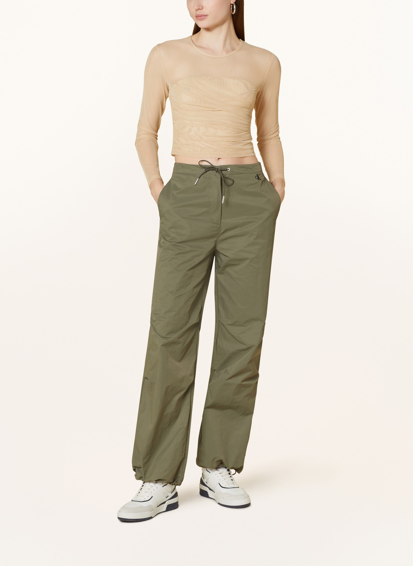 Calvin Klein Jeans Kalhoty PARACHUTE v joggingovém stylu, Barva: OLIVOVÁ (Obrázek 2)