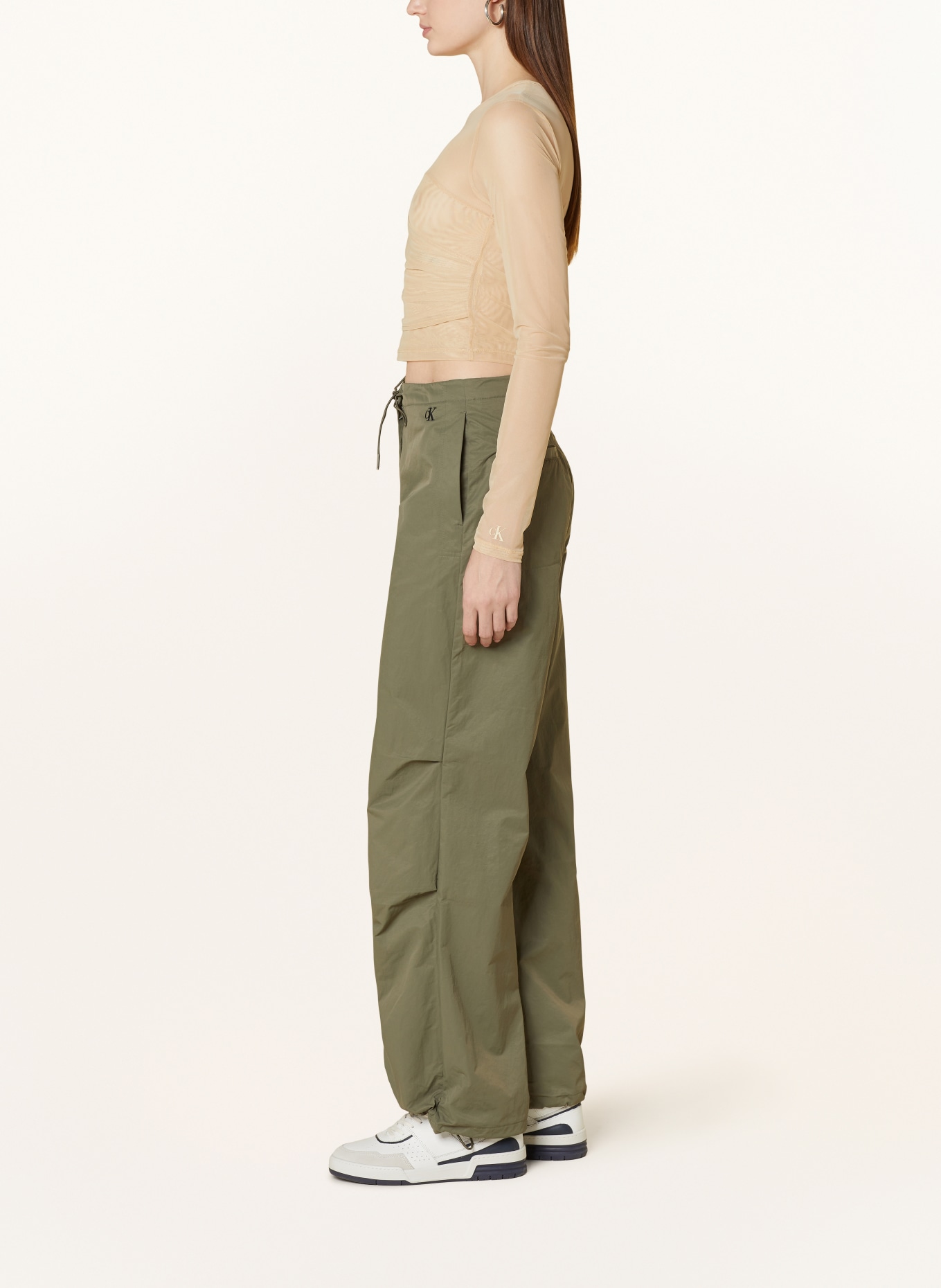 Calvin Klein Jeans Kalhoty PARACHUTE v joggingovém stylu, Barva: OLIVOVÁ (Obrázek 4)
