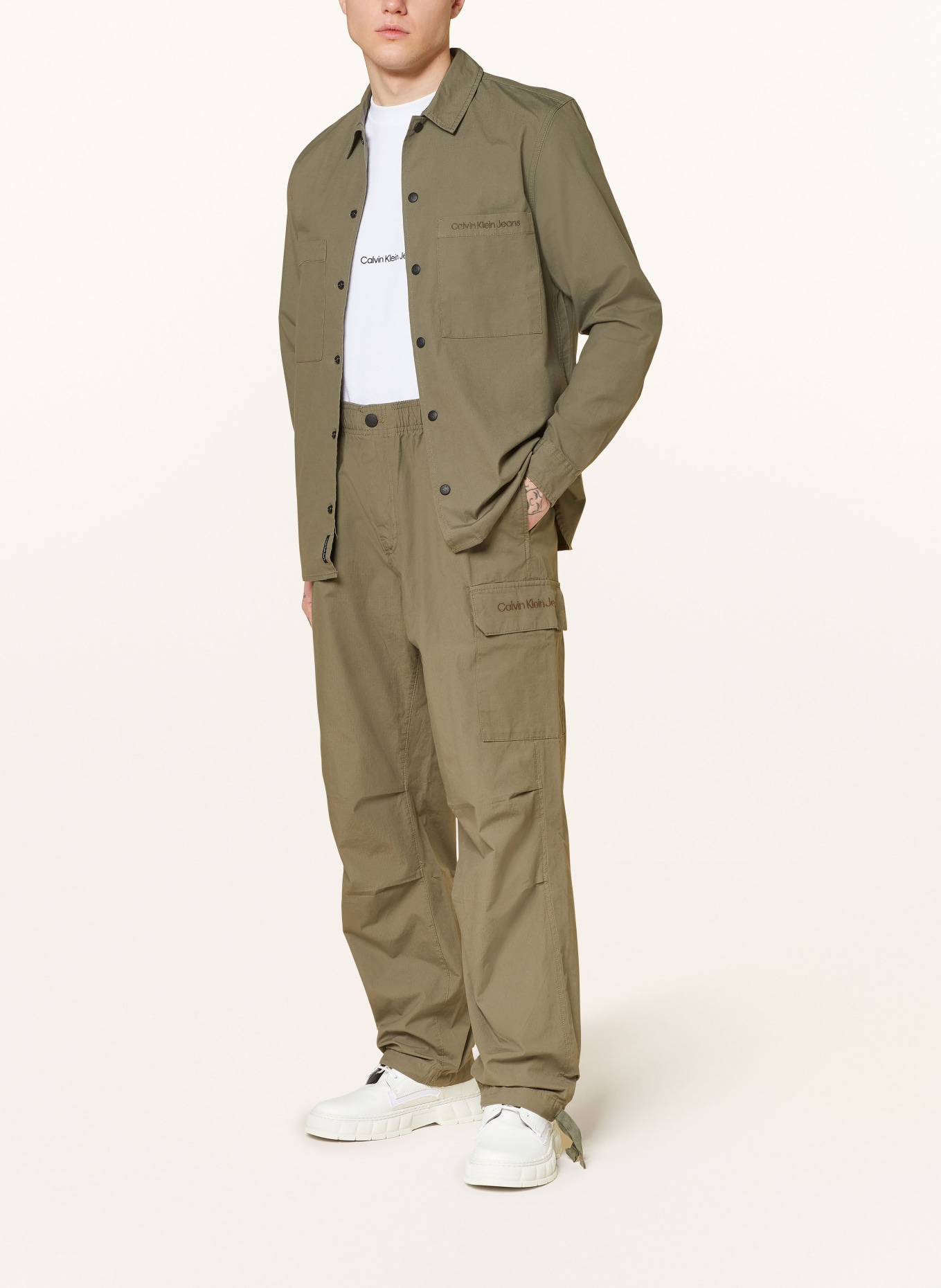 Calvin Klein Jeans Cargo kalhoty Regular Fit, Barva: OLIVOVÁ (Obrázek 2)