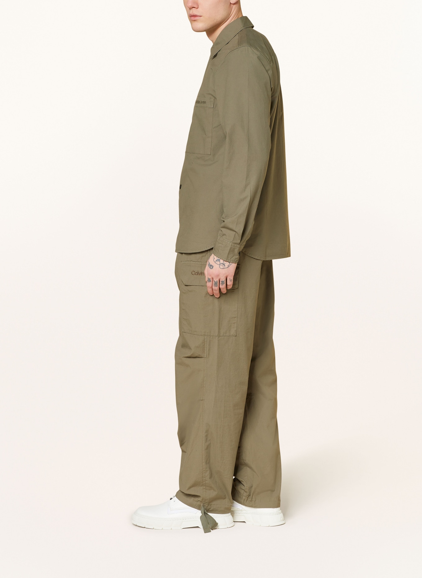 Calvin Klein Jeans Cargo kalhoty Regular Fit, Barva: OLIVOVÁ (Obrázek 4)