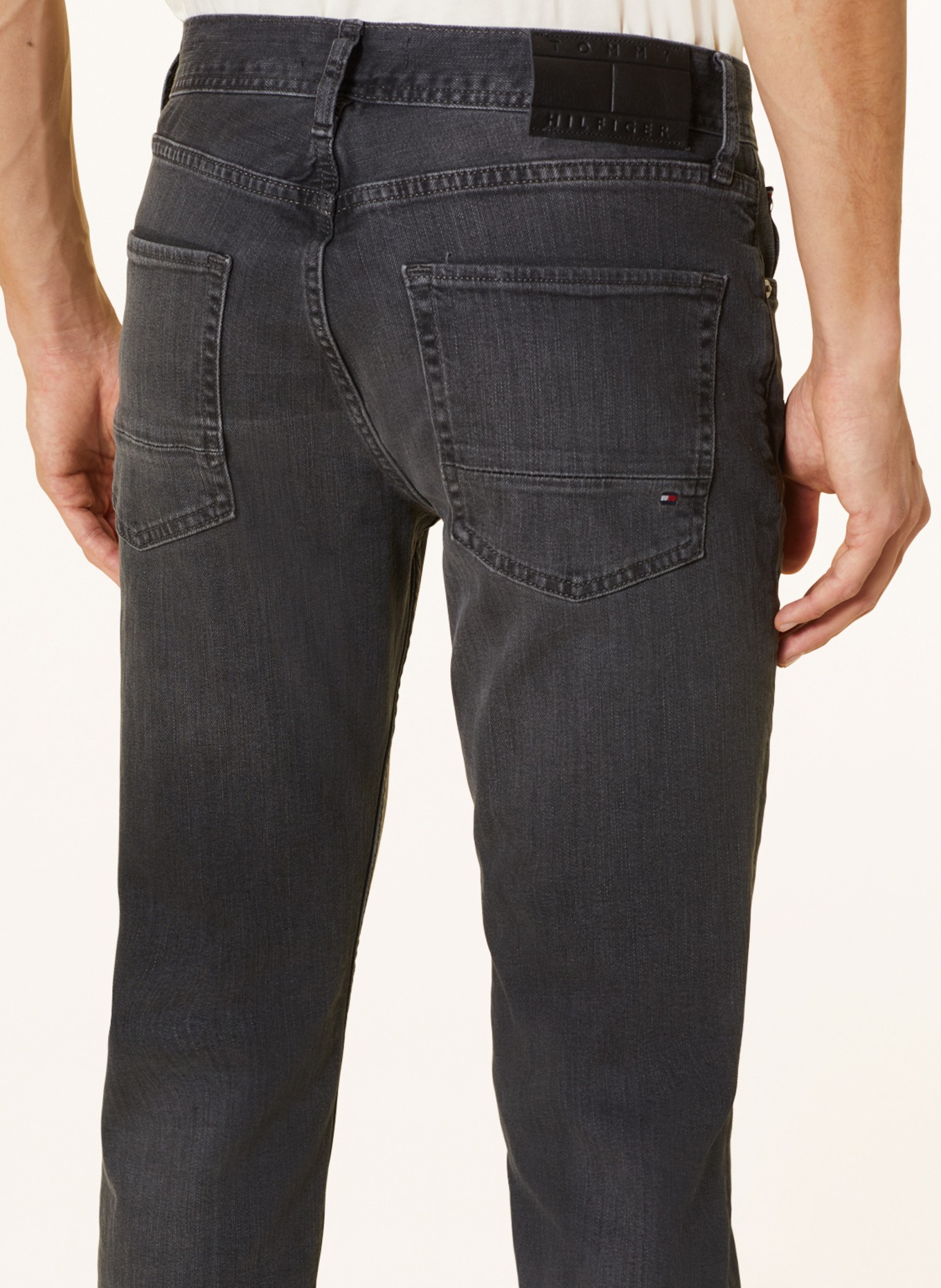 TOMMY HILFIGER Jeans DENTON Straight Fit, Farbe: 1B1 Salton Black (Bild 6)