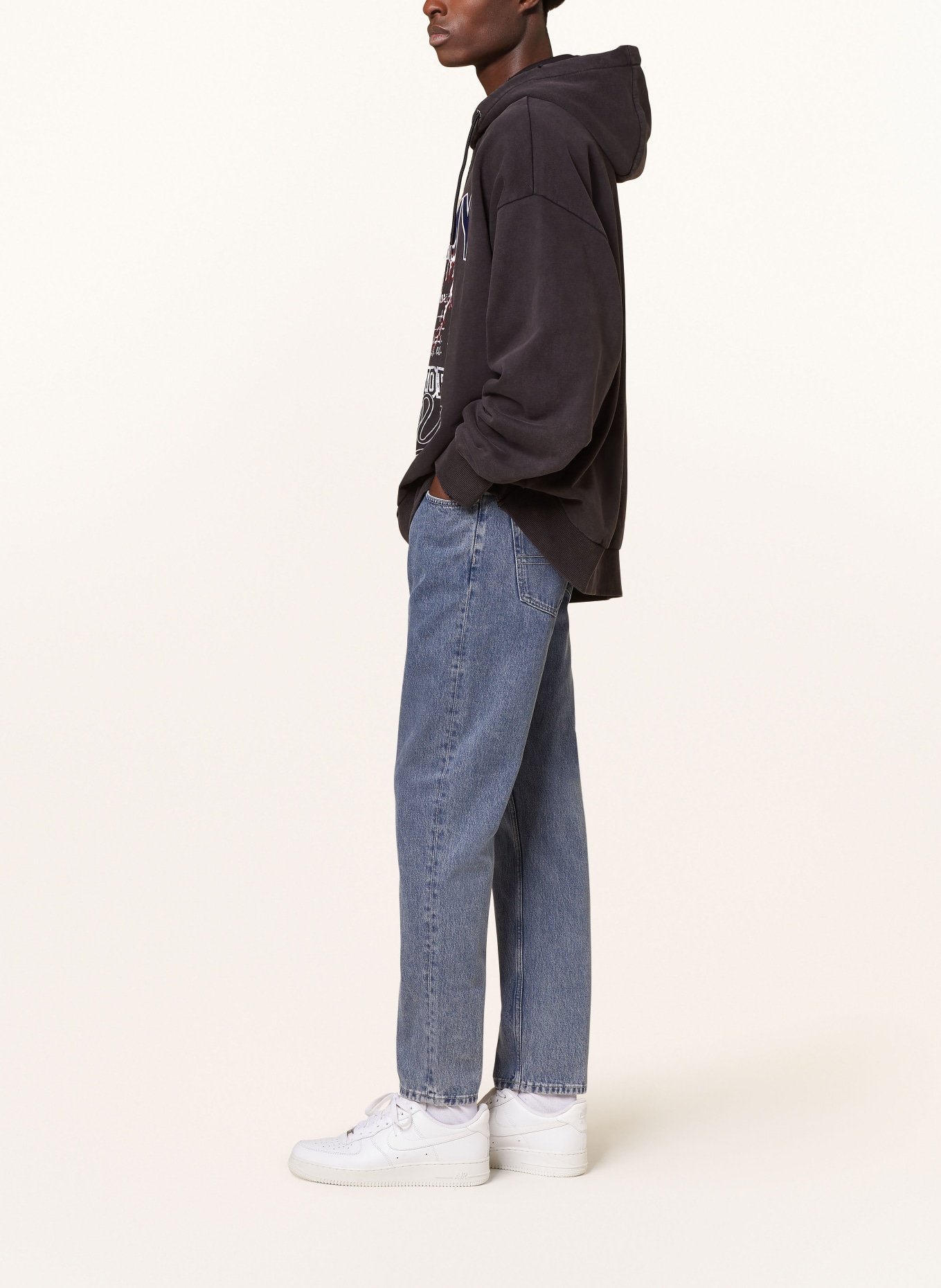 TOMMY JEANS Jeans Tapered Fit, Farbe: 1BK Denim Dark (Bild 4)
