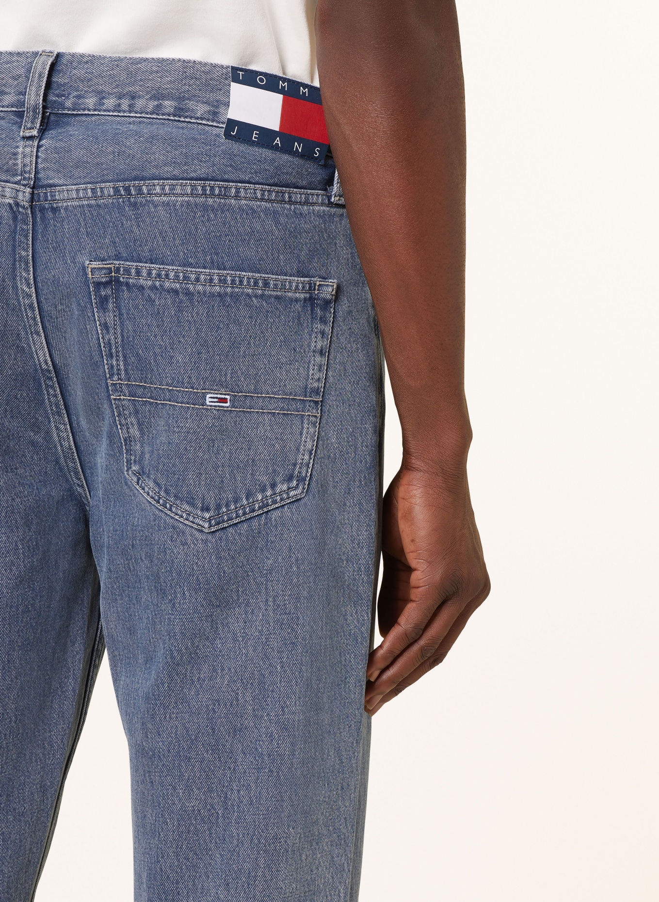 TOMMY JEANS Jeans Tapered Fit, Farbe: 1BK Denim Dark (Bild 6)