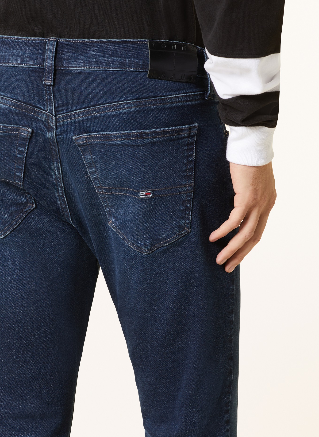 TOMMY JEANS Jeans AUSTIN Slim Tapered Fit, Farbe: 1BK Denim Dark (Bild 6)