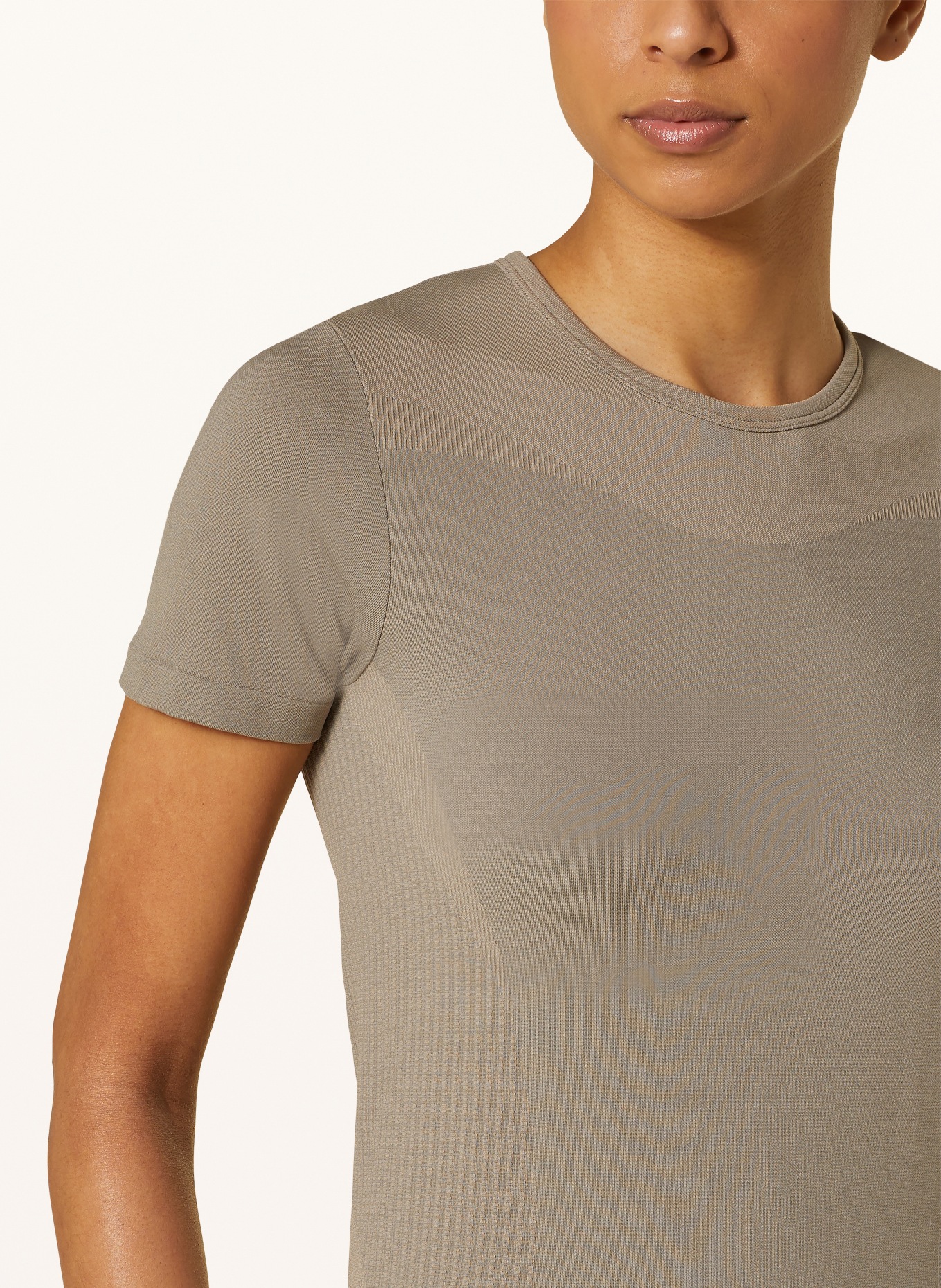 UNDER ARMOUR T-Shirt UA RUSH™ SEAMLESS LEGACY, Kolor: SZAROBRĄZOWY (Obrazek 4)