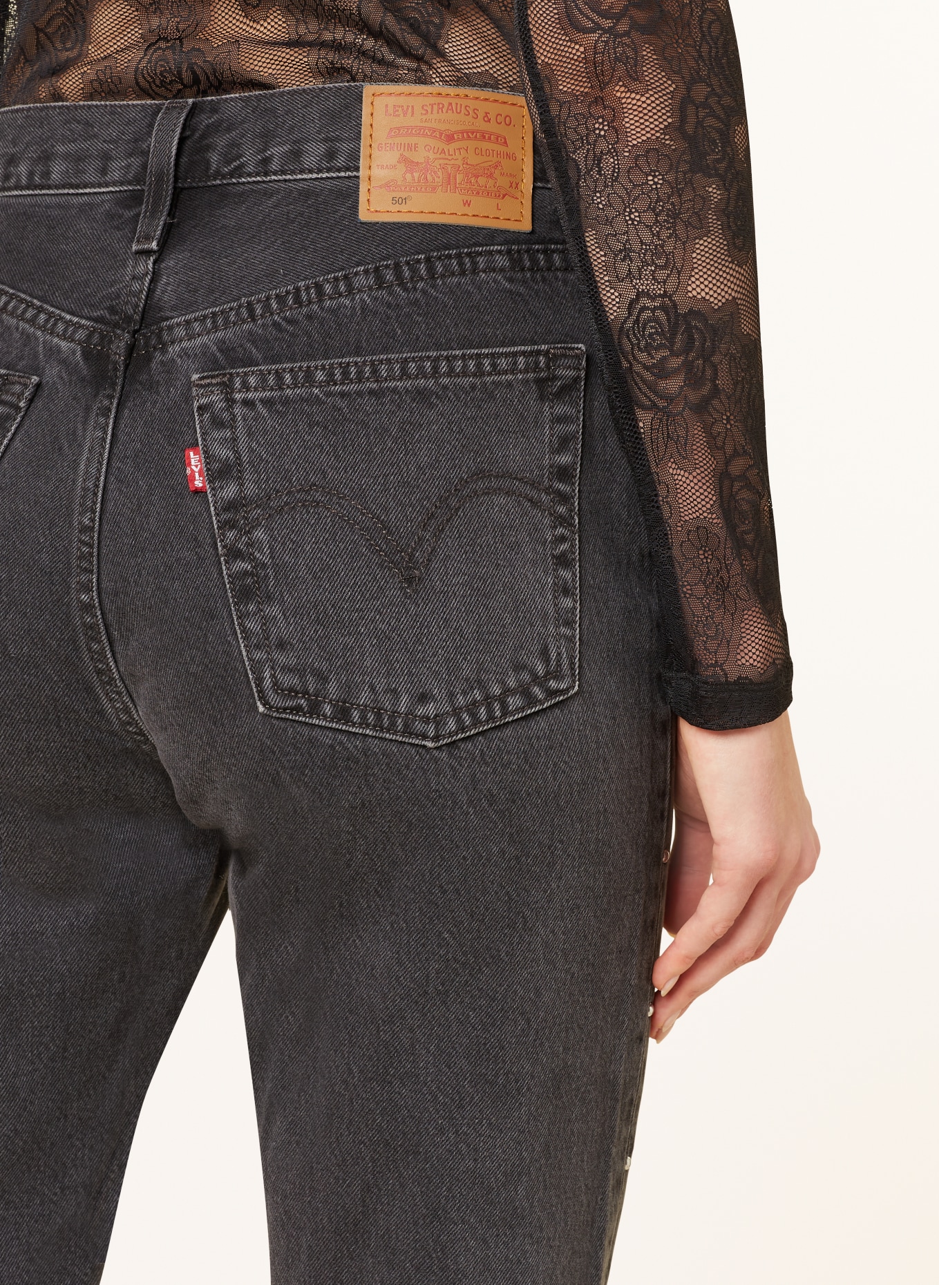Levi's® Mom Jeans 501 mit Nieten, Farbe: 09 Blacks (Bild 5)