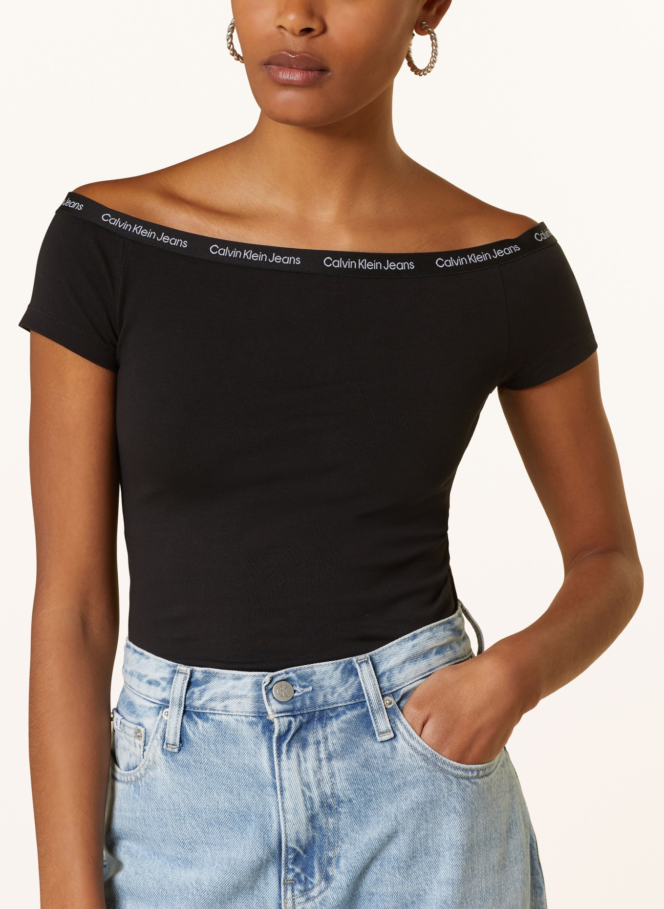 Calvin Klein Jeans Off-Shoulder top, Barva: ČERNÁ (Obrázek 4)