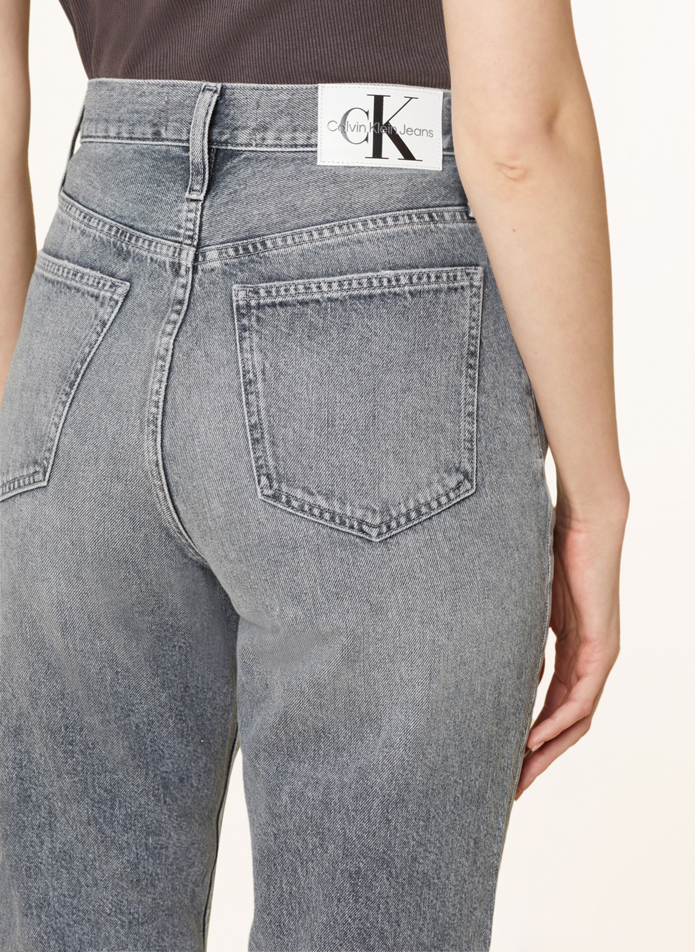 Calvin Klein Jeans Mom džíny, Barva: 1BZ DENIM GREY (Obrázek 5)