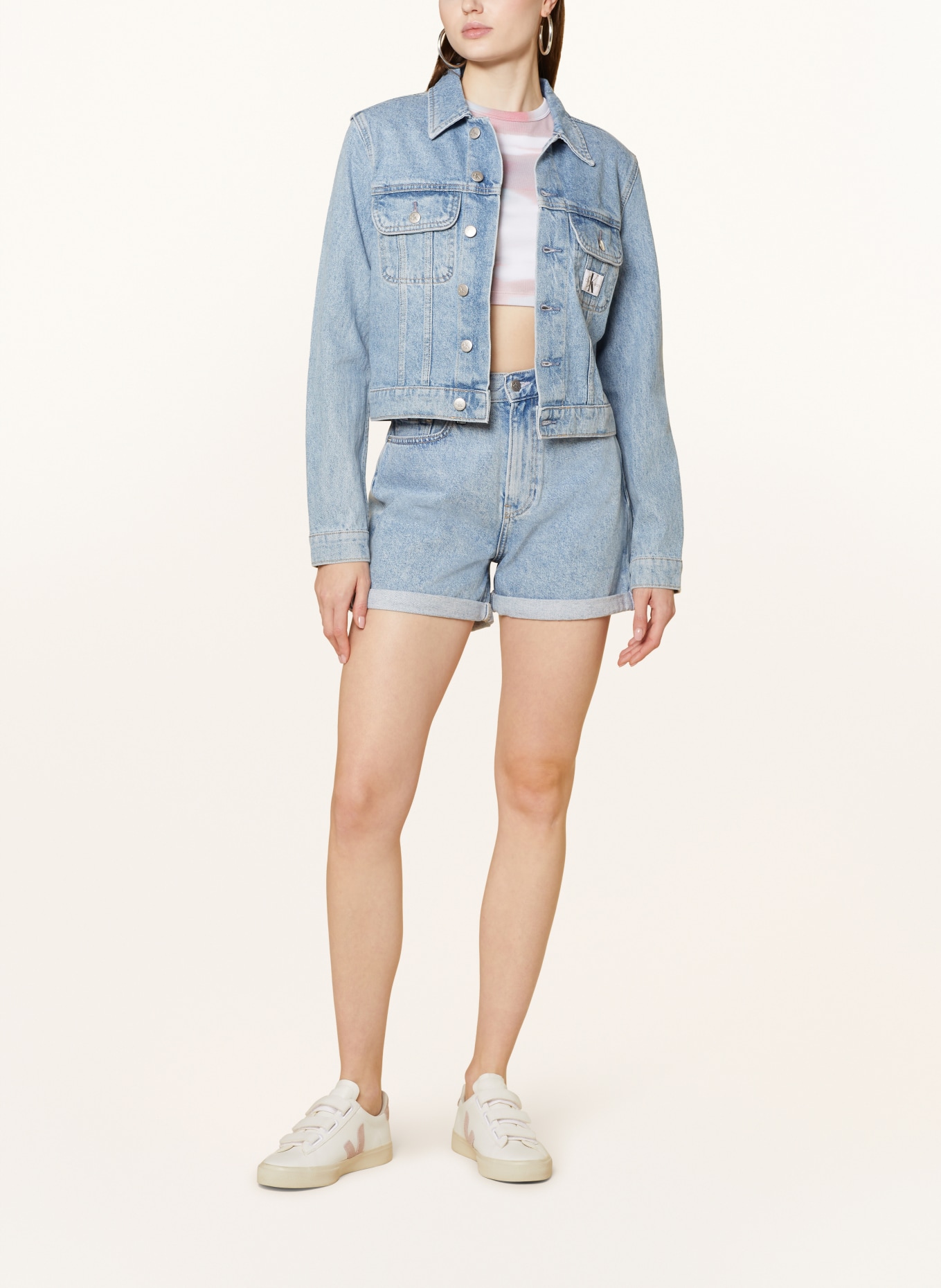 Calvin Klein Jeans Cropped džínová bunda, Barva: MODRÁ (Obrázek 2)