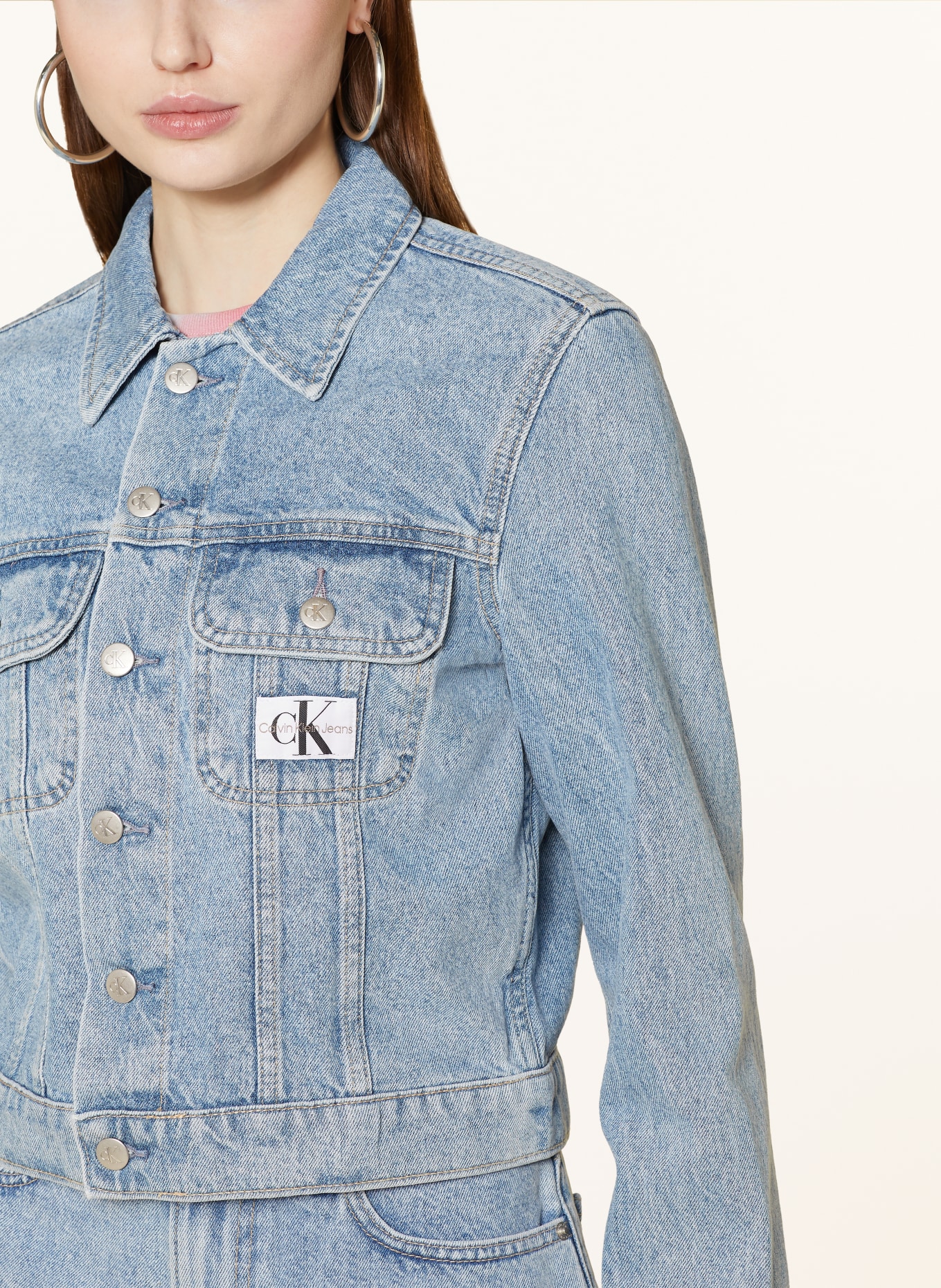 Calvin Klein Jeans Cropped džínová bunda, Barva: MODRÁ (Obrázek 4)