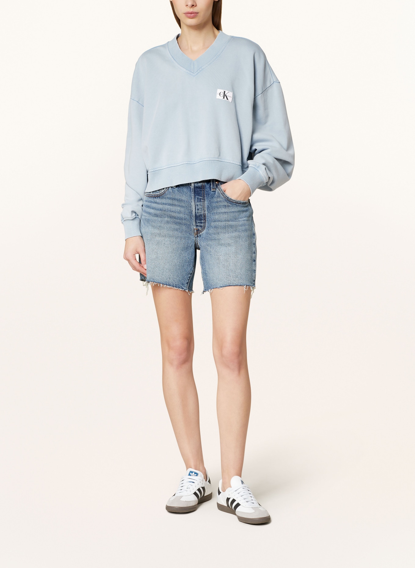Calvin Klein Jeans Cropped mikina, Barva: TMAVĚ MODRÁ (Obrázek 2)