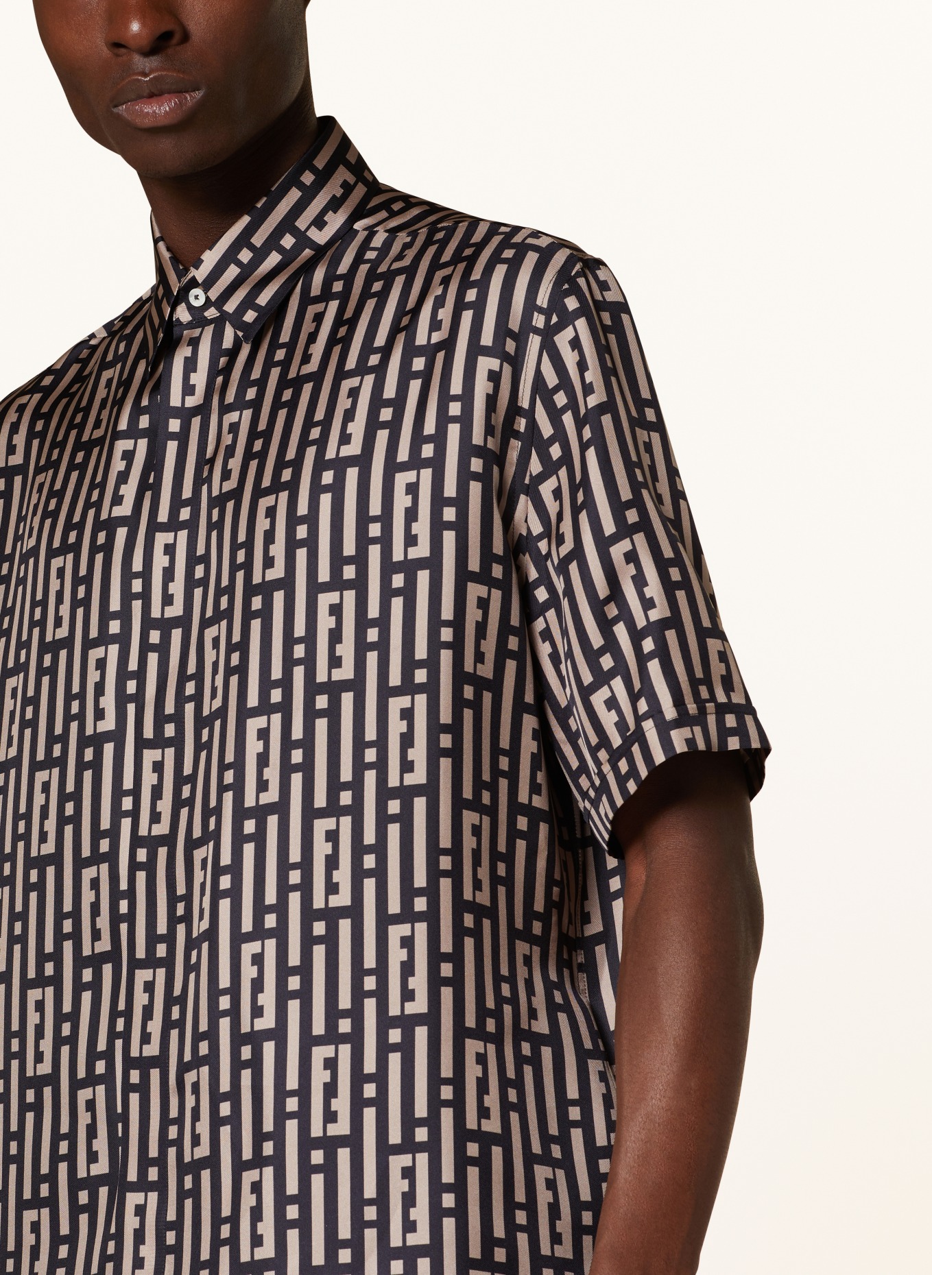 FENDI Short sleeve shirt comfort fit in silk, Color: BLACK/ TAUPE (Image 4)