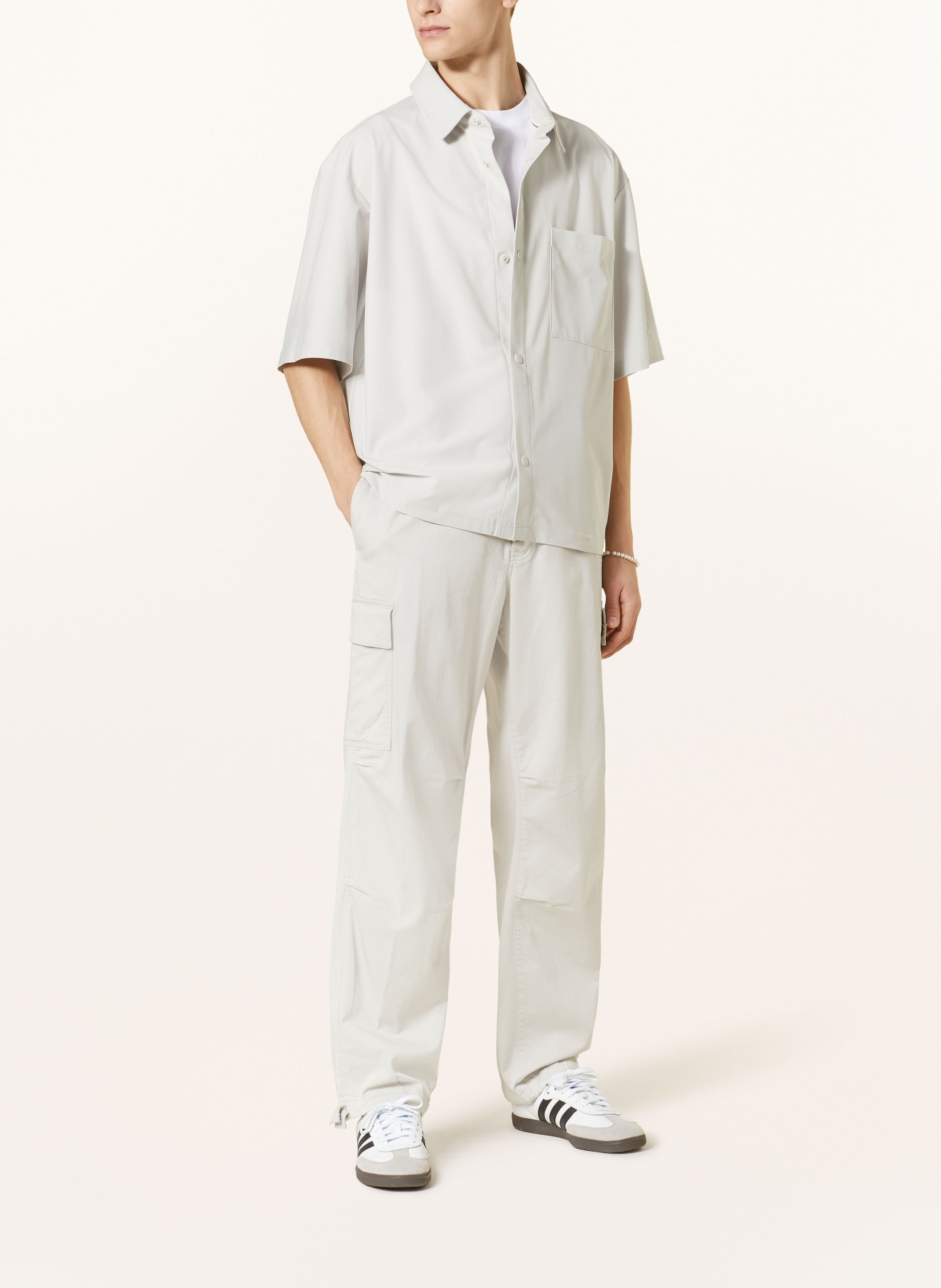 Calvin Klein Jeans Košile s krátkým rukávem Comfort Fit z žerzejového materiálu, Barva: SVĚTLE ŠEDÁ (Obrázek 2)