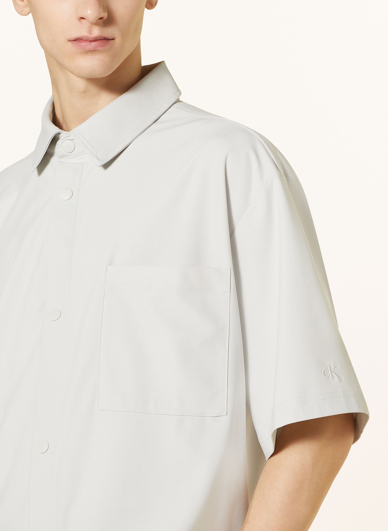 Calvin Klein Jeans Košile s krátkým rukávem Comfort Fit z žerzejového materiálu, Barva: SVĚTLE ŠEDÁ (Obrázek 4)