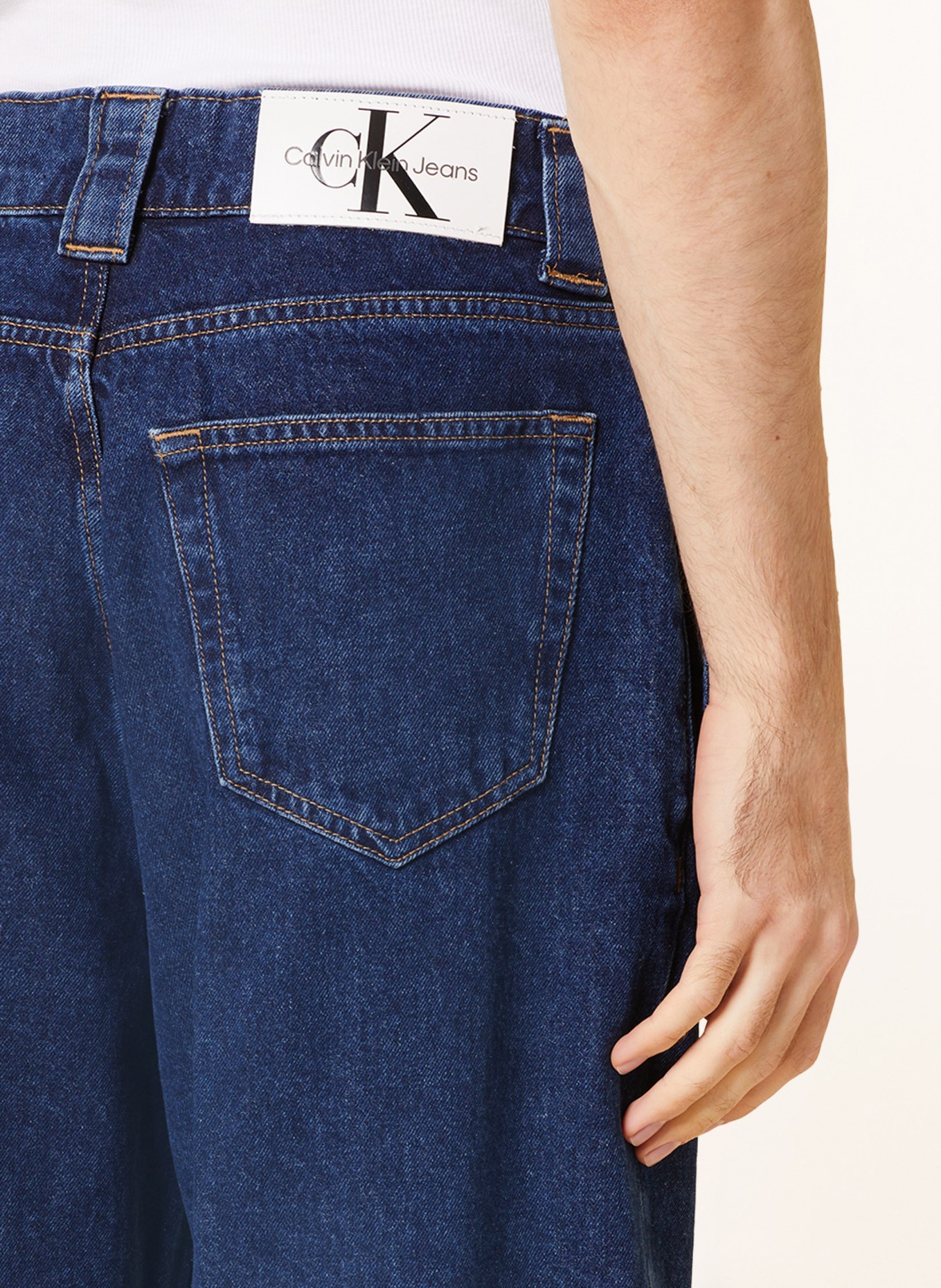 Calvin Klein Jeans Džíny Loose Fit, Barva: 1A4 DENIM MEDIUM (Obrázek 6)