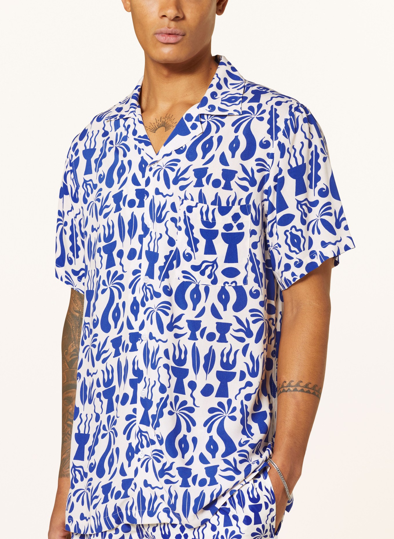 arrels BARCELONA Koszula z klapami BLUE TULUM × ALEJANDRA ANGLADA comfort fit, Kolor: NIEBIESKI/ BIAŁY (Obrazek 4)