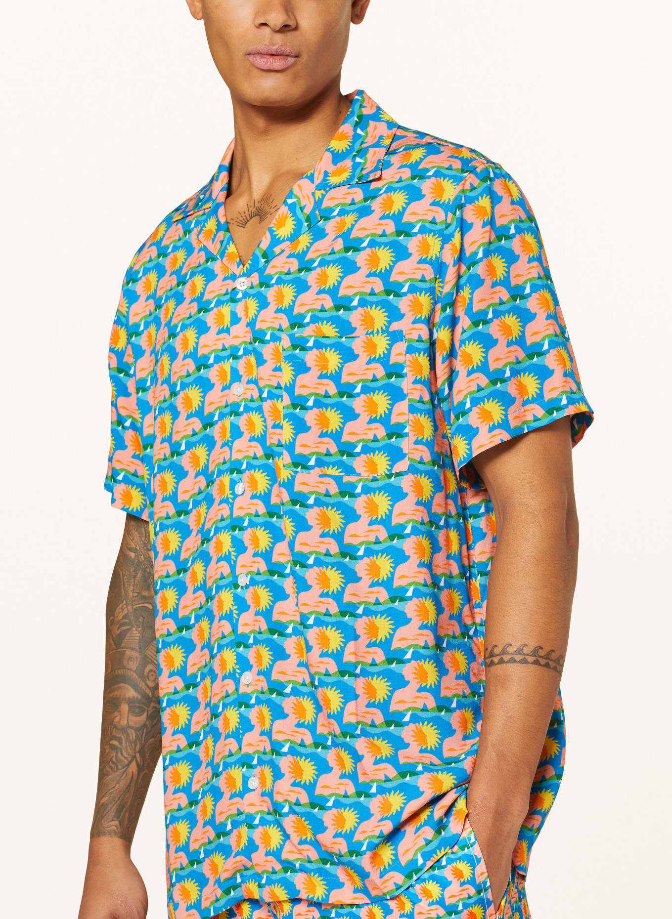 arrels BARCELONA Koszula z klapami BLUE SUNBATHING × ROB WILSON comfort fit, Kolor: NIEBIESKI/ POMARAŃCZOWY/ ŻÓŁTY (Obrazek 4)