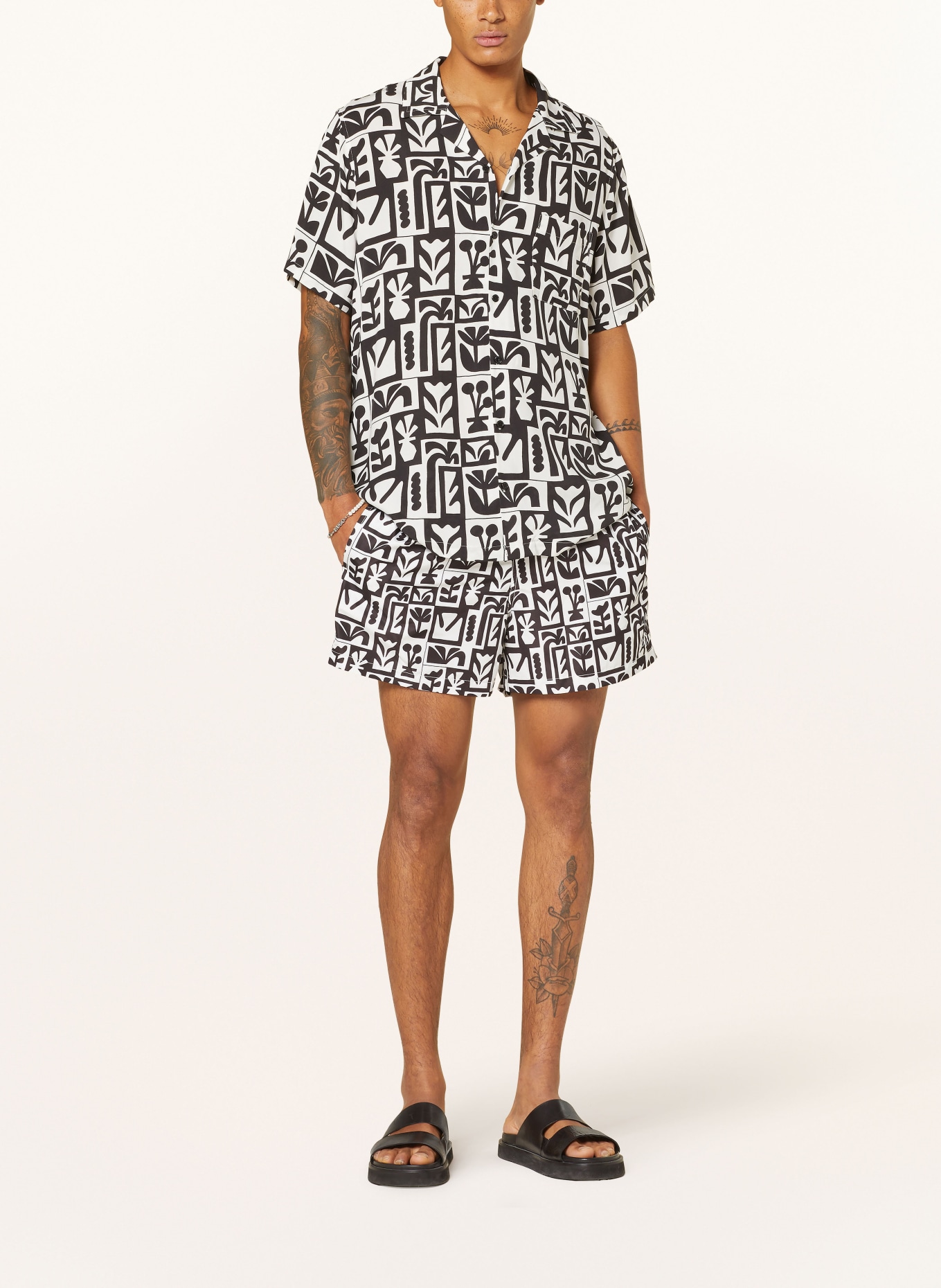 arrels BARCELONA Koszula z klapami BLACK BLOOMING X TIMO MKUILDER comfort fit, Kolor: CZARNY/ BIAŁY (Obrazek 2)