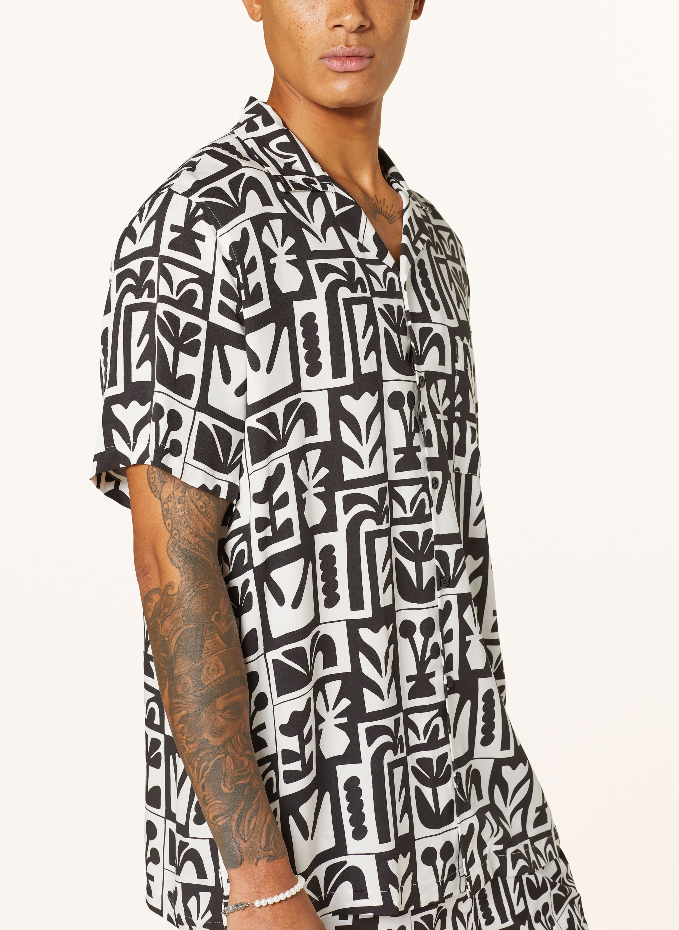 arrels BARCELONA Koszula z klapami BLACK BLOOMING × TIMO KUILDER comfort fit, Kolor: CZARNY/ BIAŁY (Obrazek 4)