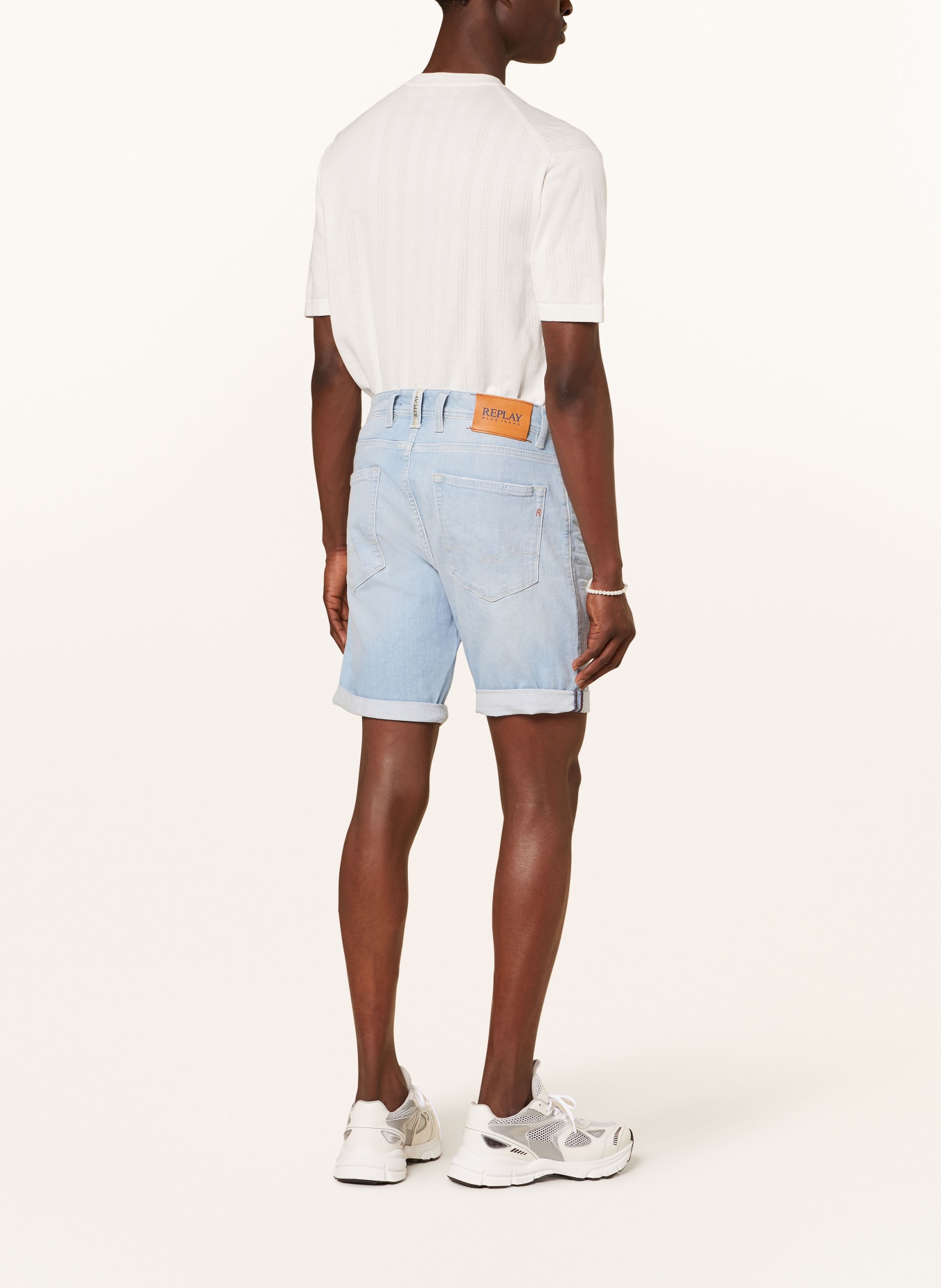 REPLAY Jeansshorts 573 Tapered Fit, Farbe: 010 LIGHT BLUE (Bild 3)