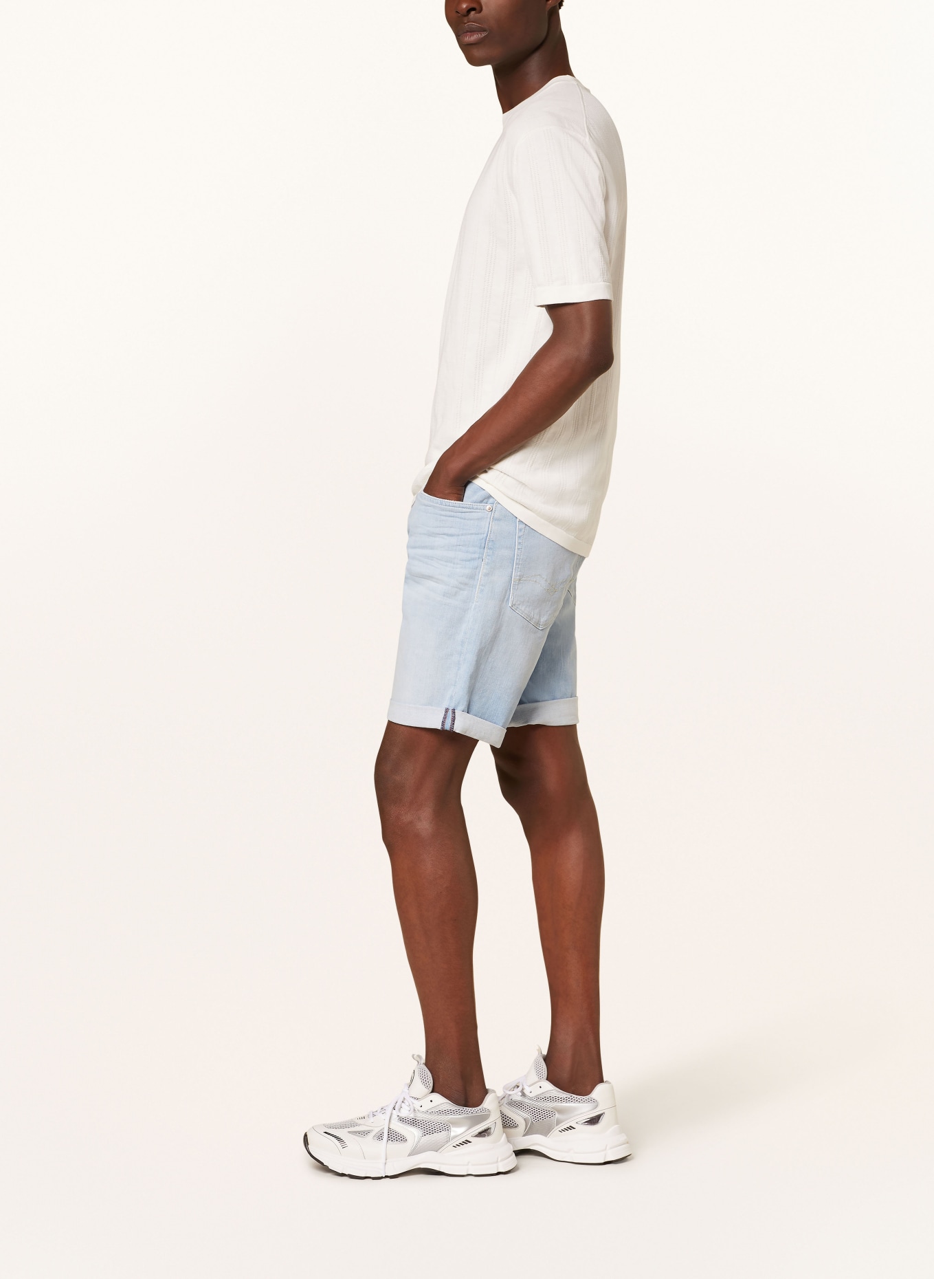 REPLAY Jeansshorts 573 Tapered Fit, Farbe: 010 LIGHT BLUE (Bild 4)