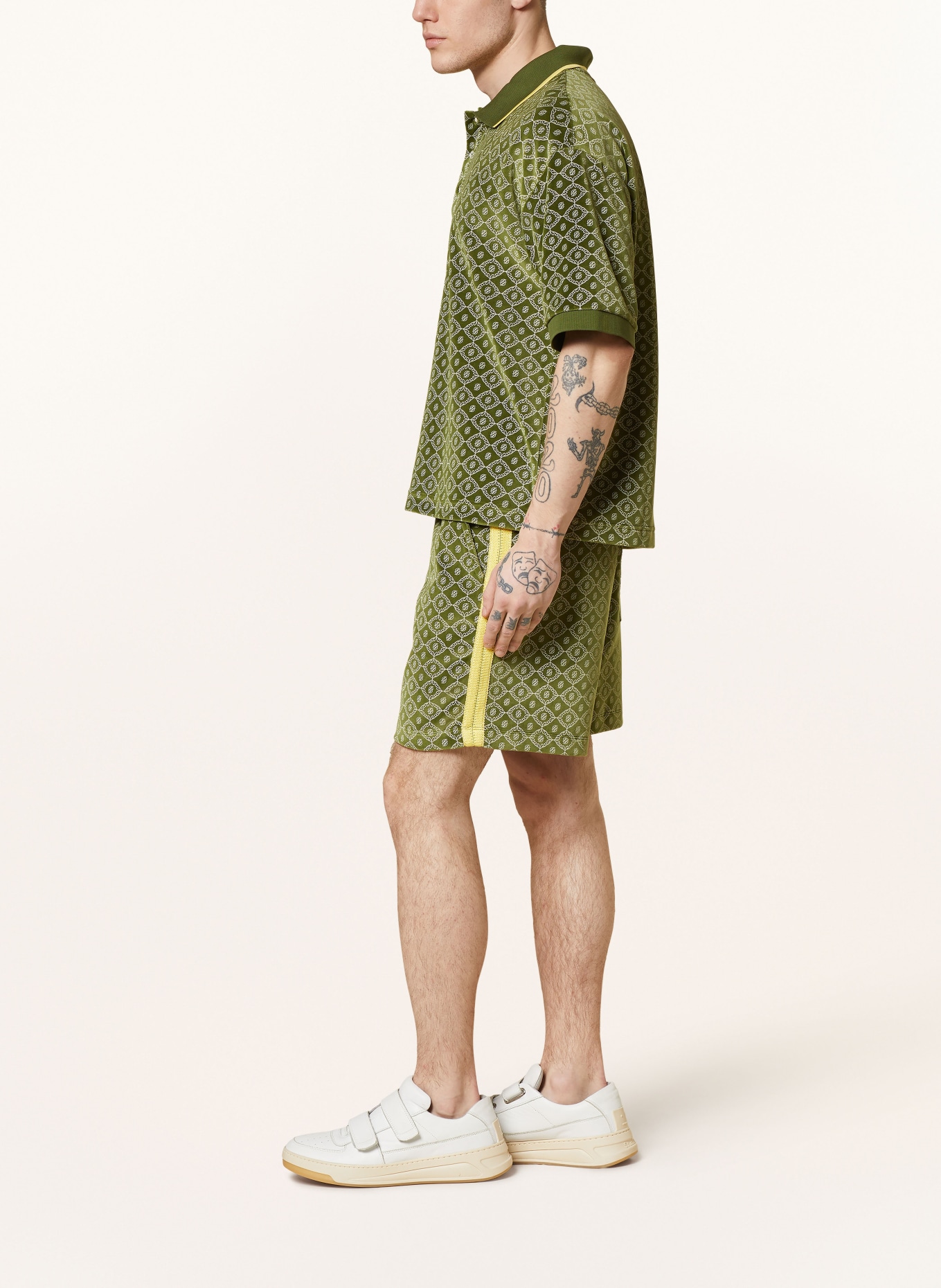 DRÔLE DE MONSIEUR Velvet shorts with tuxedo stripes, Color: GREEN/ YELLOW (Image 4)