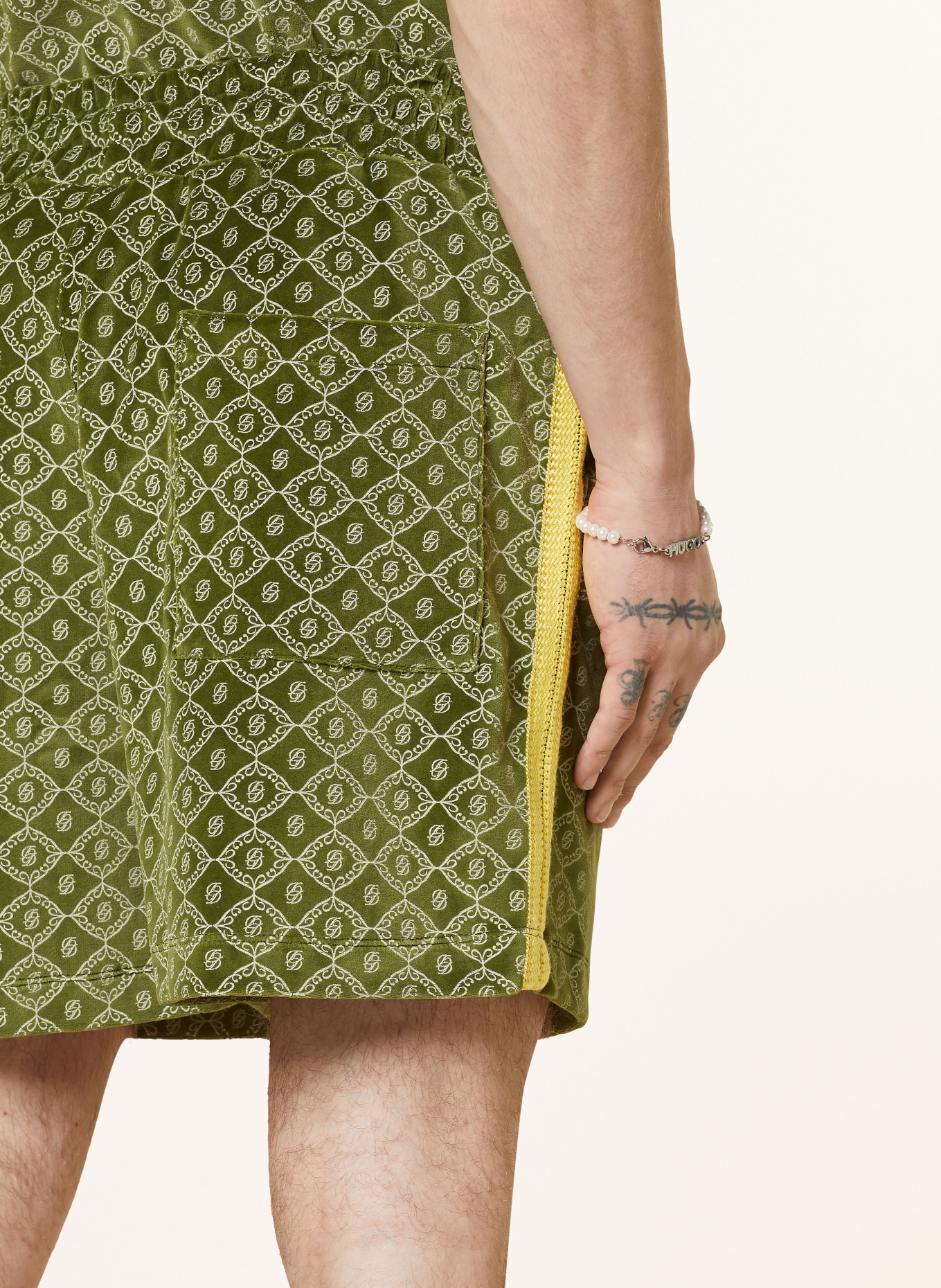 DRÔLE DE MONSIEUR Velvet shorts with tuxedo stripes, Color: GREEN/ YELLOW (Image 6)