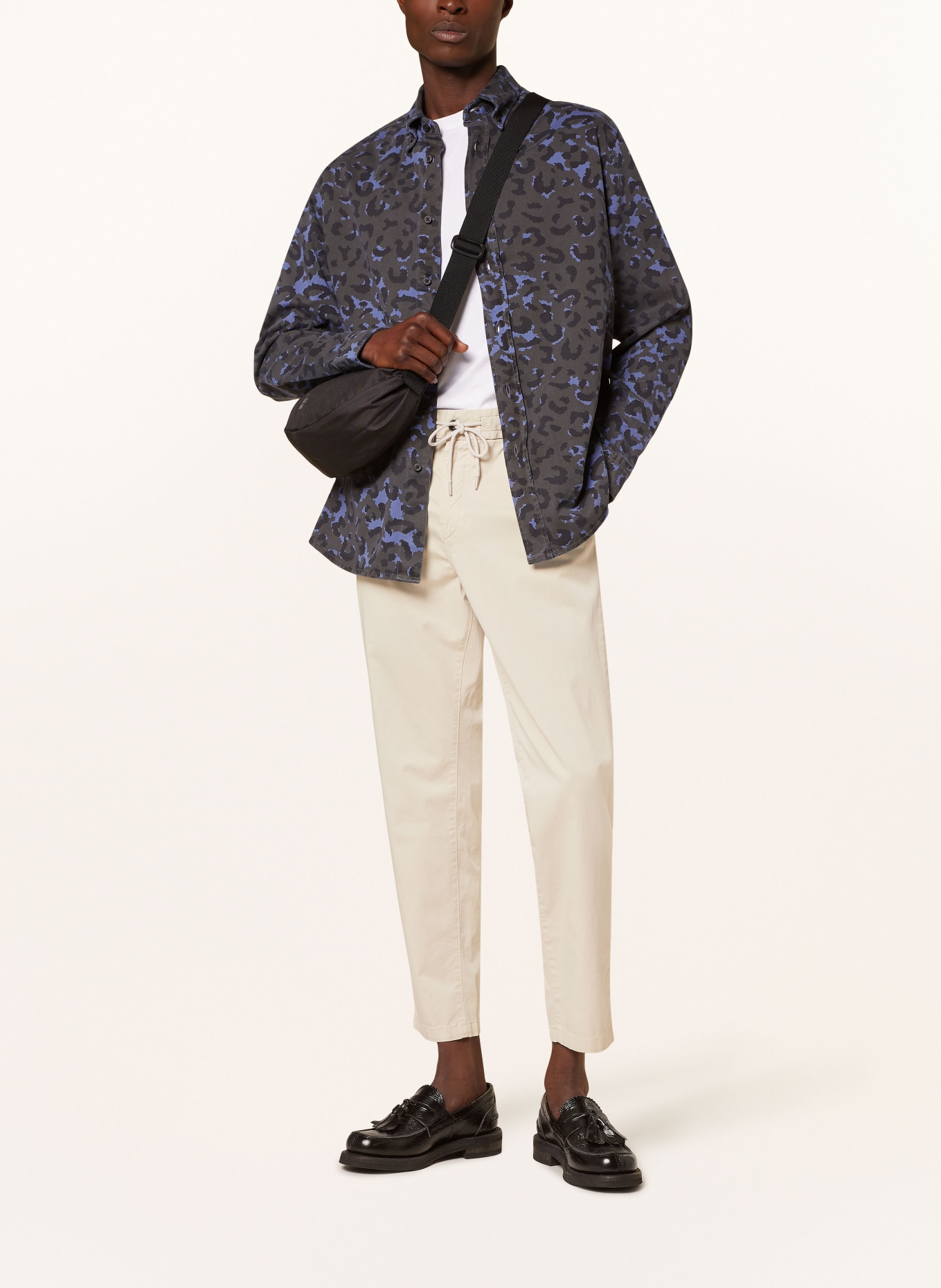 BOSS Spodnie CHINO w stylu dresowym tapered fit, Kolor: ECRU (Obrazek 2)