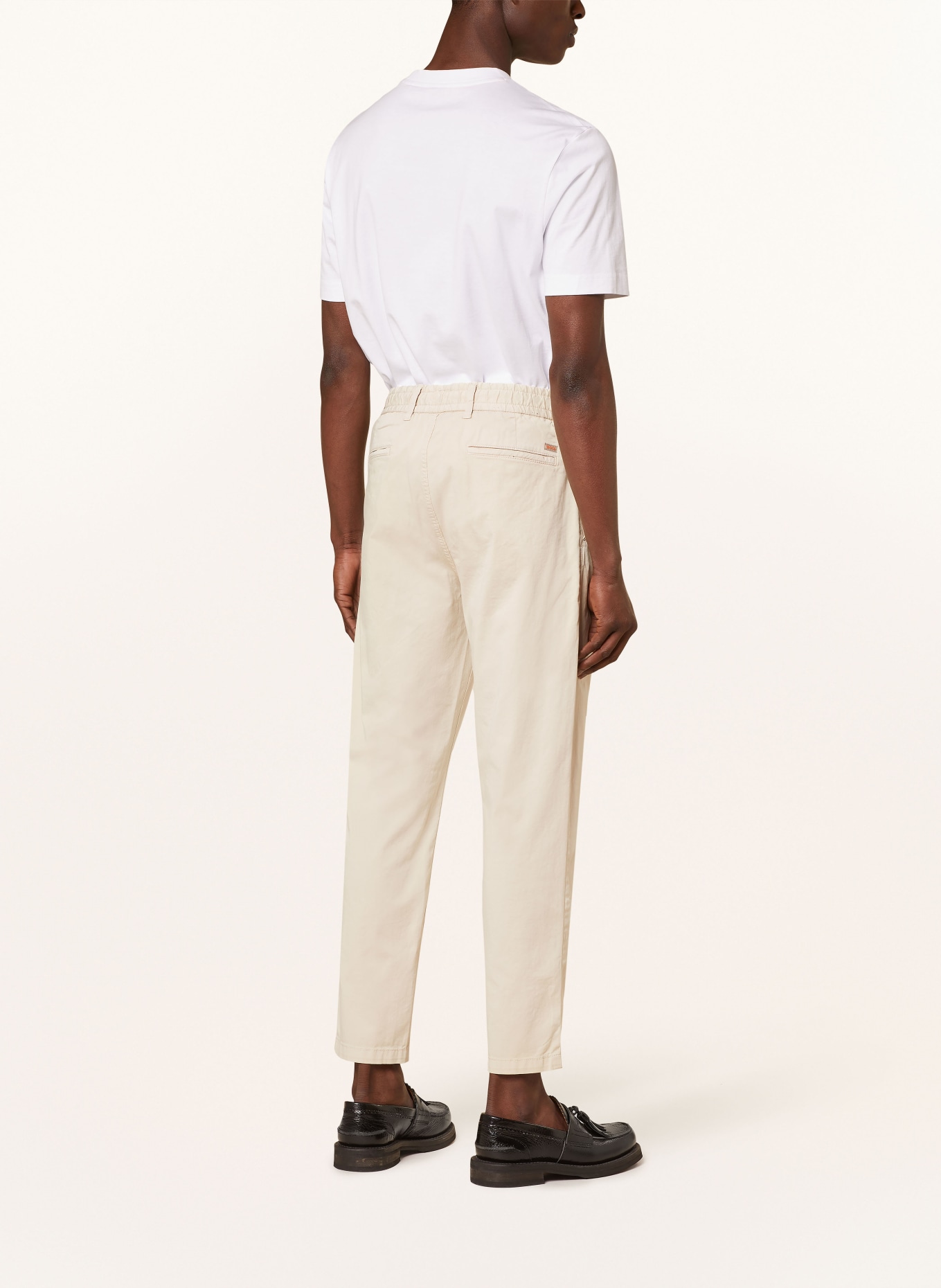 BOSS Spodnie CHINO w stylu dresowym tapered fit, Kolor: ECRU (Obrazek 3)
