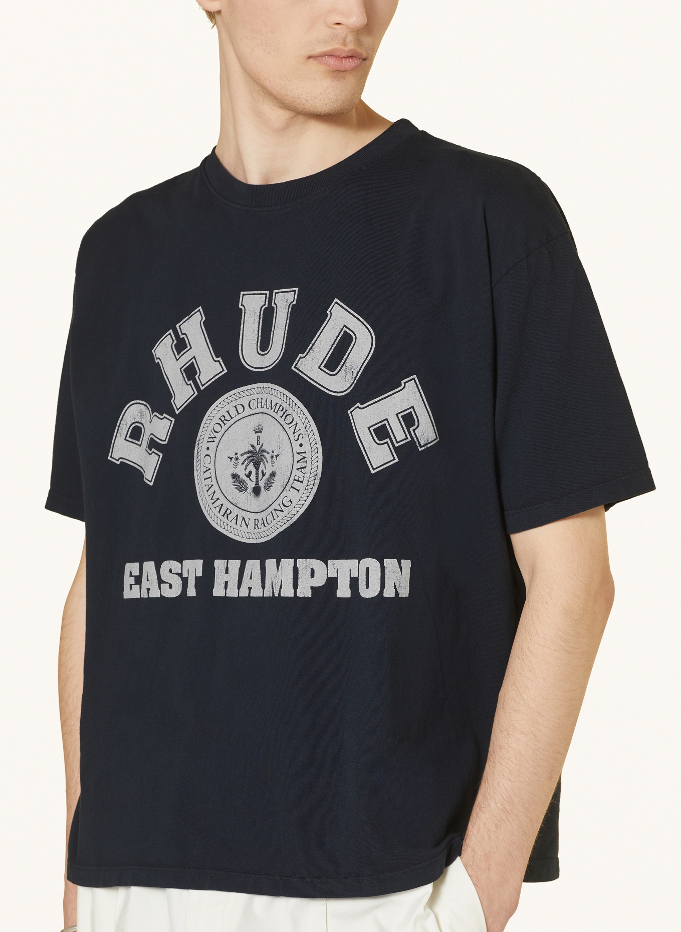 RHUDE Tričko HAMPTON CATAMARAN: ČERNÁ