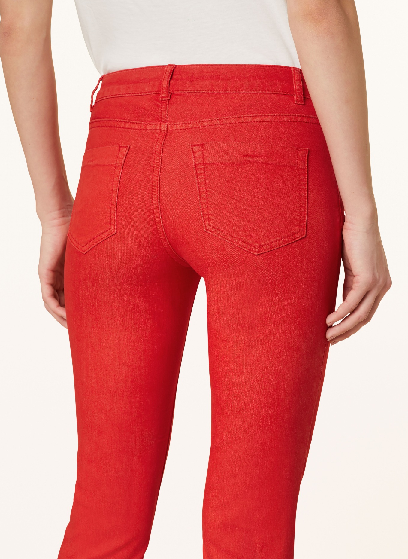 oui Džíny: ČERVENÁ