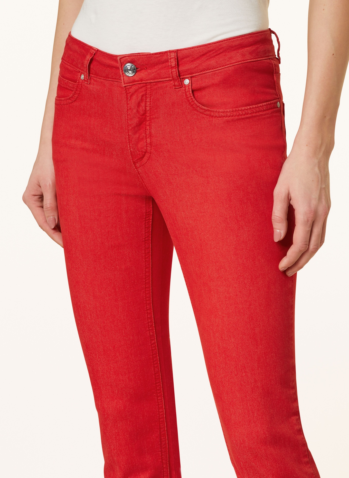 oui Džíny: ČERVENÁ