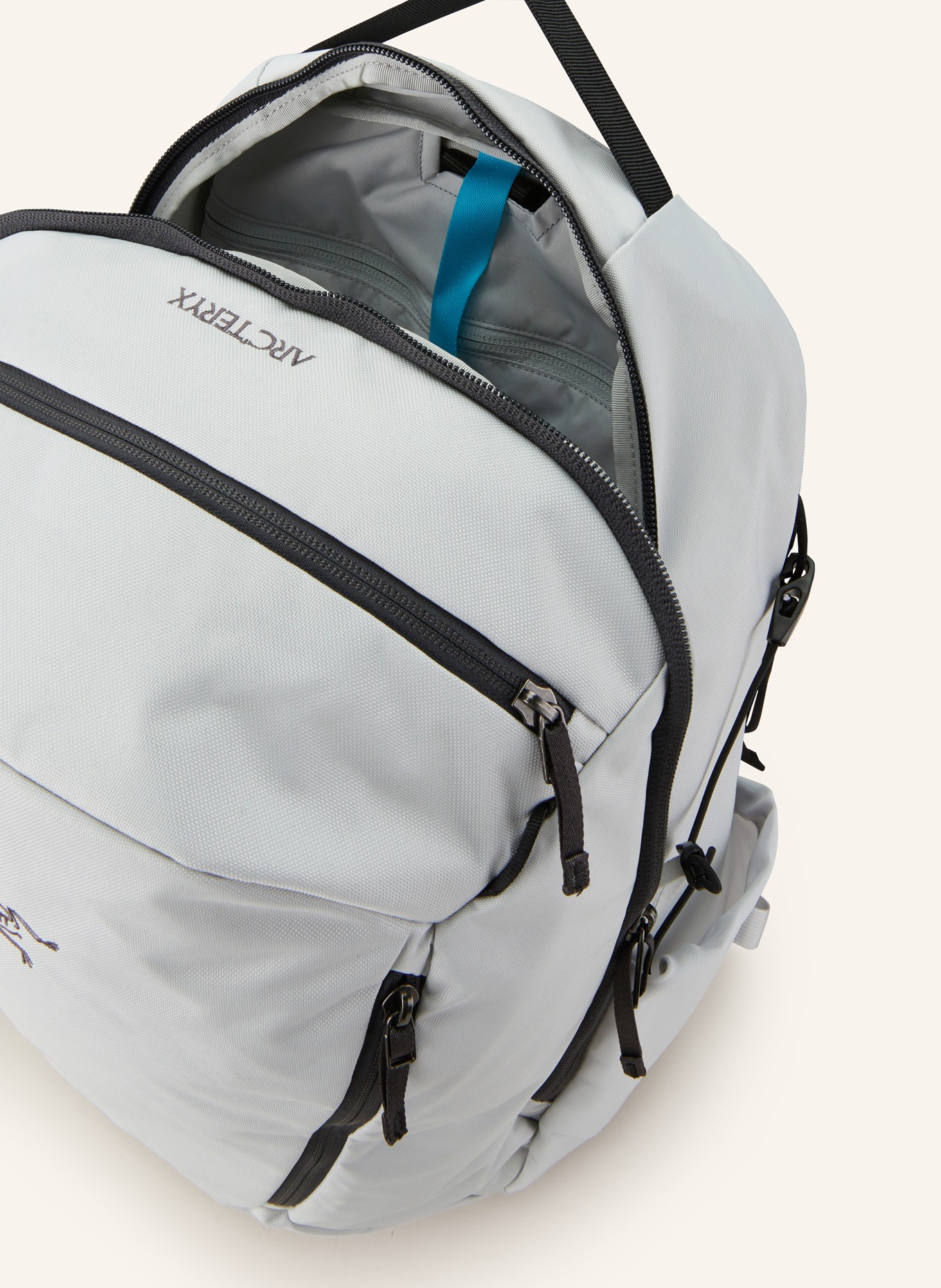 ARC'TERYX Backpack MANTIS 26 l with laptop compartment, Color: LIGHT GRAY (Image 3)